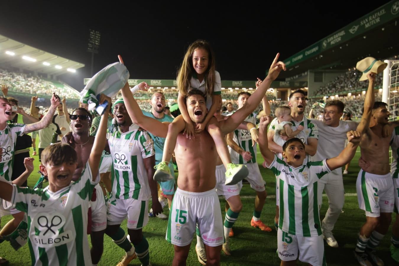 Fotos: la emotiva celebración del ascenso del Córdoba CF en El Arcángel