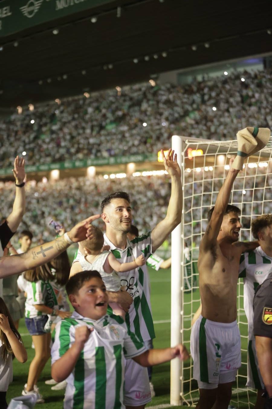 Fotos: la emotiva celebración del ascenso del Córdoba CF en El Arcángel