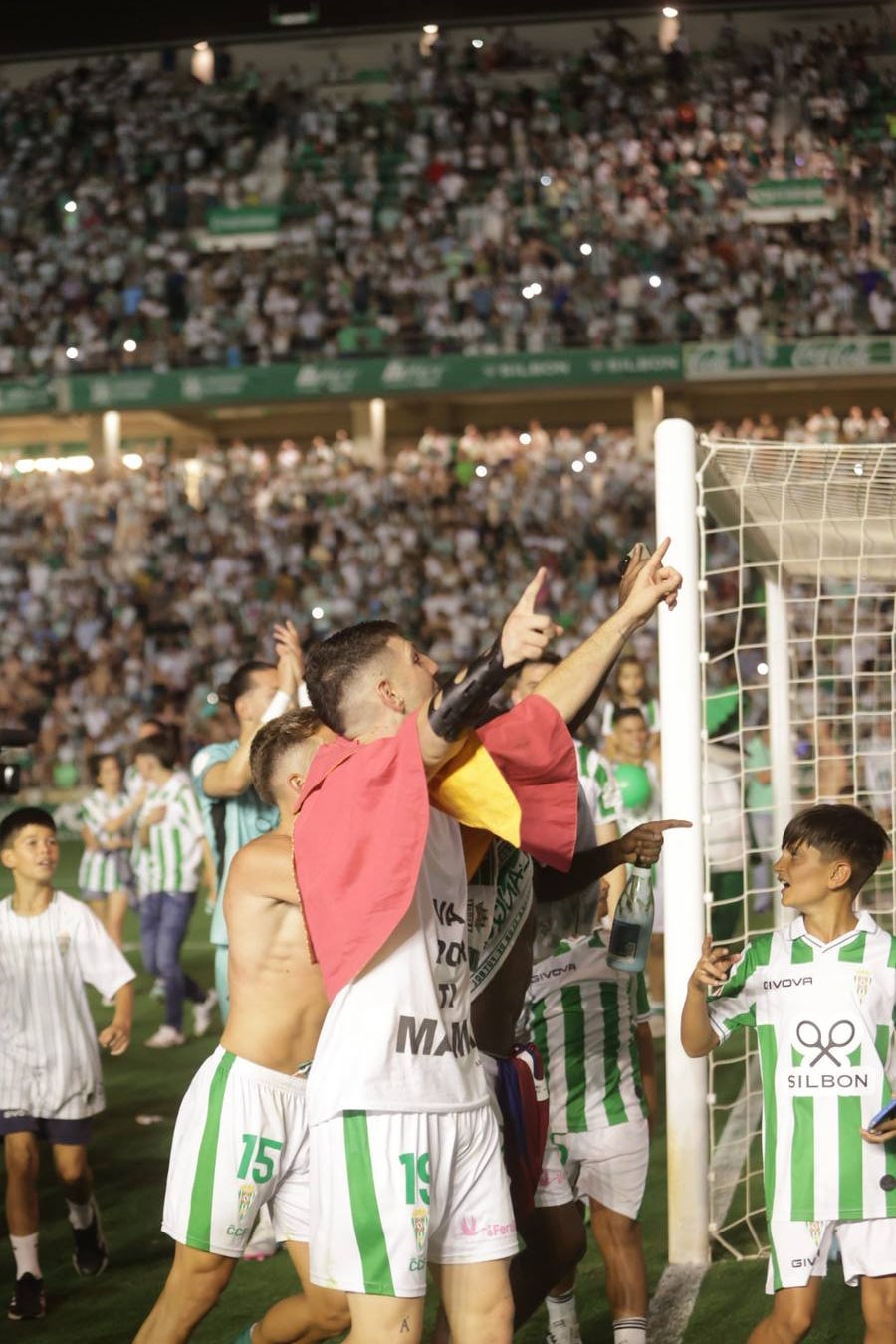 Fotos: la emotiva celebración del ascenso del Córdoba CF en El Arcángel
