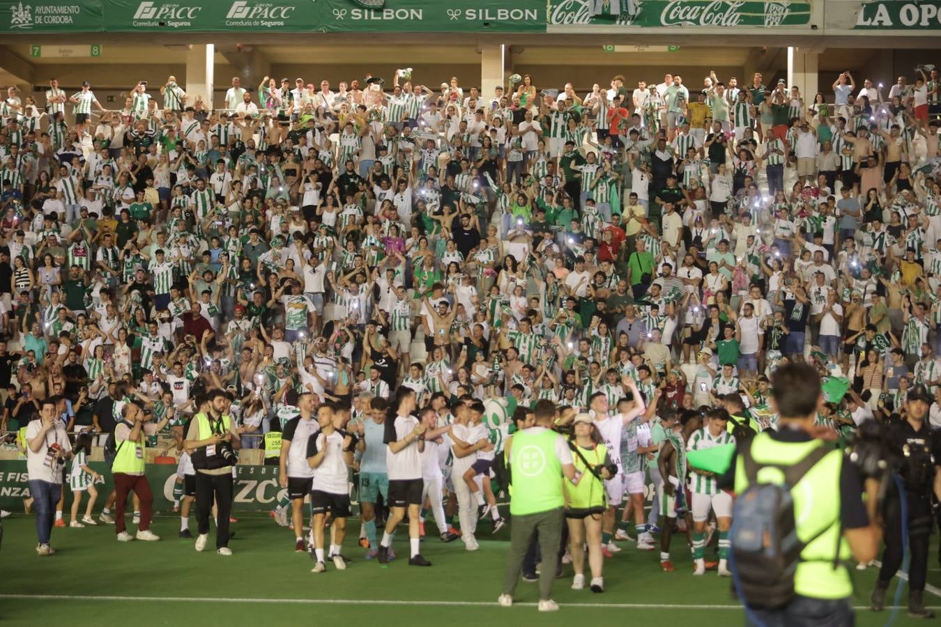 Fotos: la emotiva celebración del ascenso del Córdoba CF en El Arcángel
