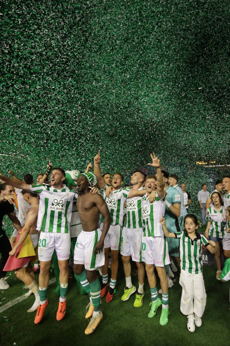 Fotos: la emotiva celebración del ascenso del Córdoba CF en El Arcángel