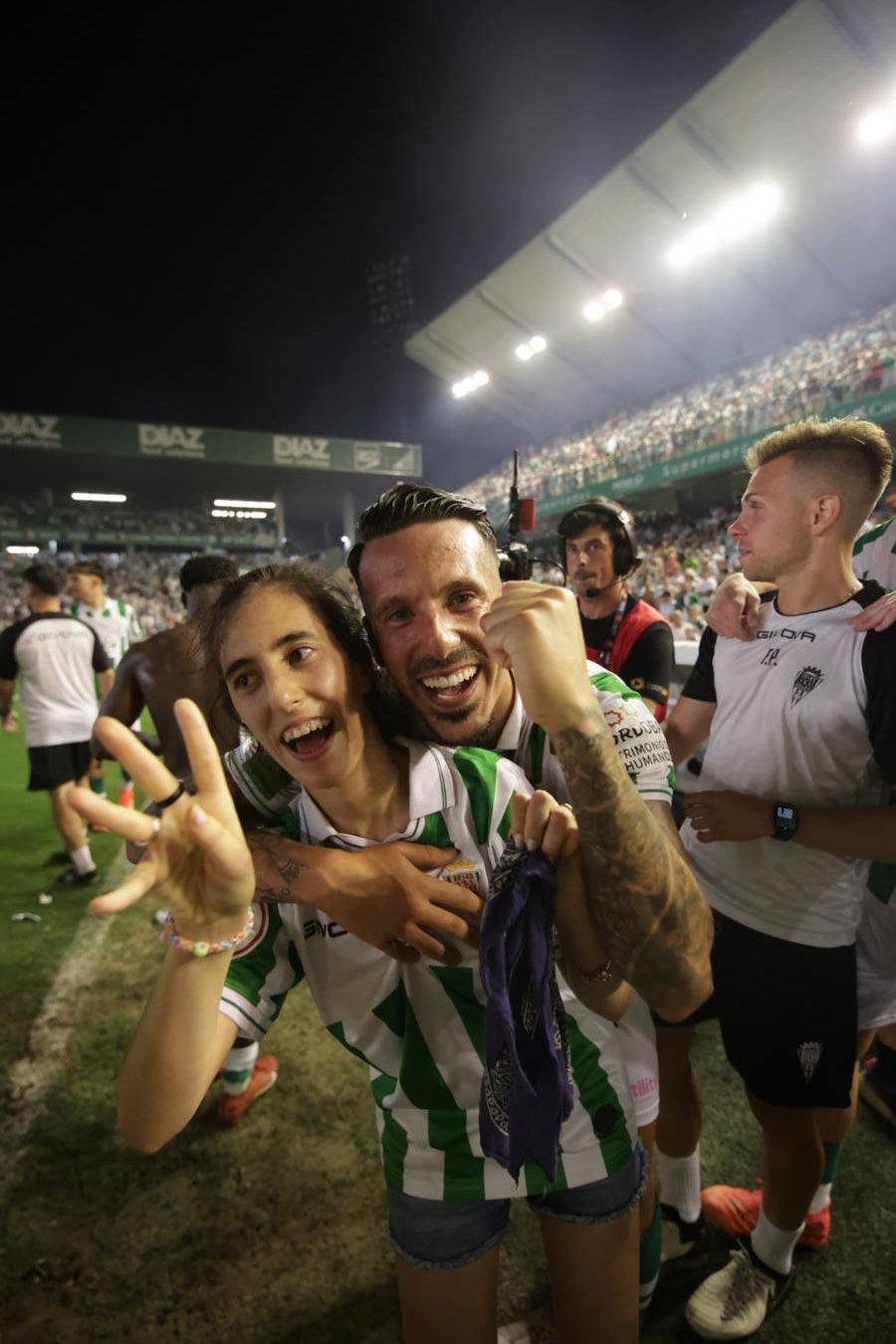 Fotos: la emotiva celebración del ascenso del Córdoba CF en El Arcángel
