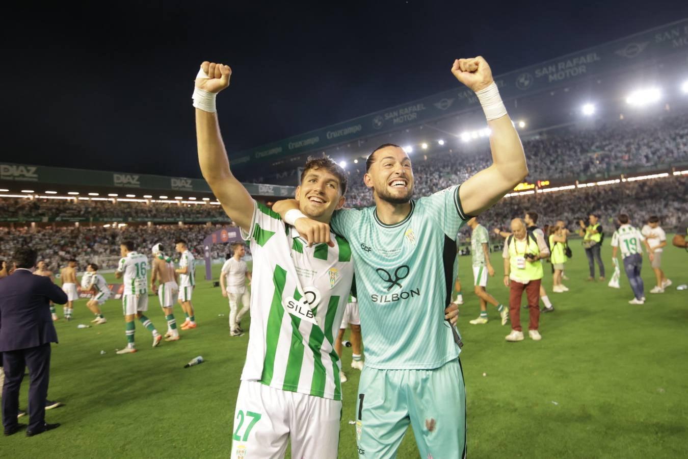 Fotos: la emotiva celebración del ascenso del Córdoba CF en El Arcángel