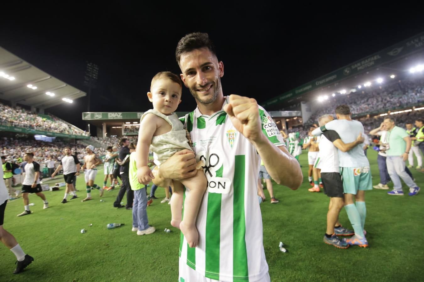 Fotos: la emotiva celebración del ascenso del Córdoba CF en El Arcángel