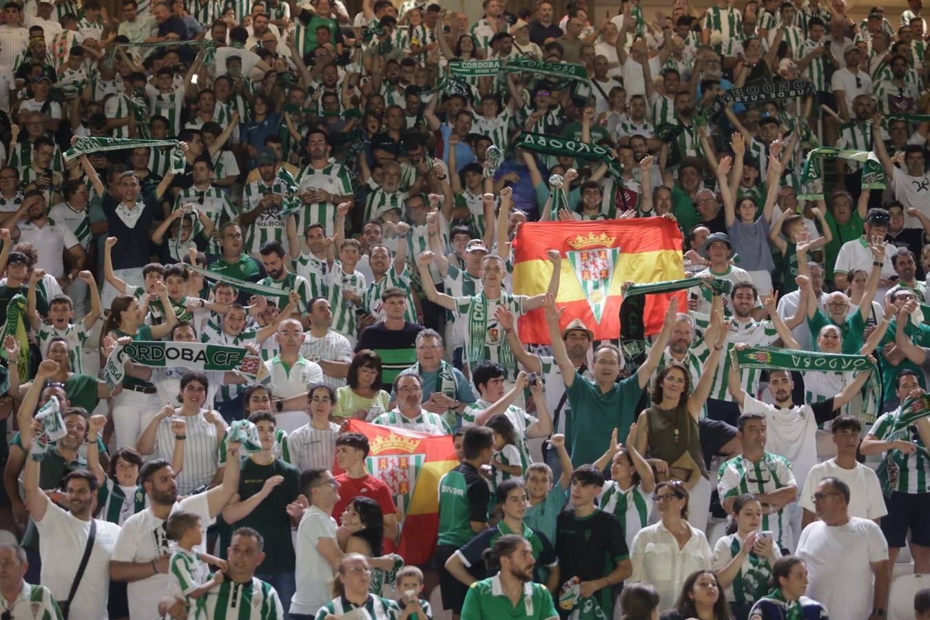Fotos: la emotiva celebración del ascenso del Córdoba CF en El Arcángel