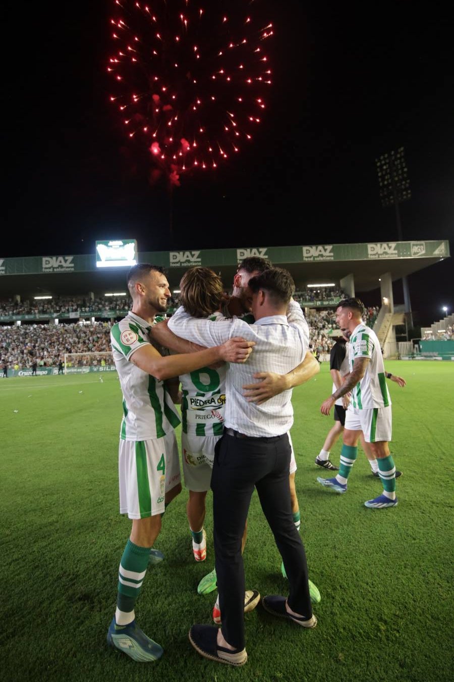 Fotos: la emotiva celebración del ascenso del Córdoba CF en El Arcángel