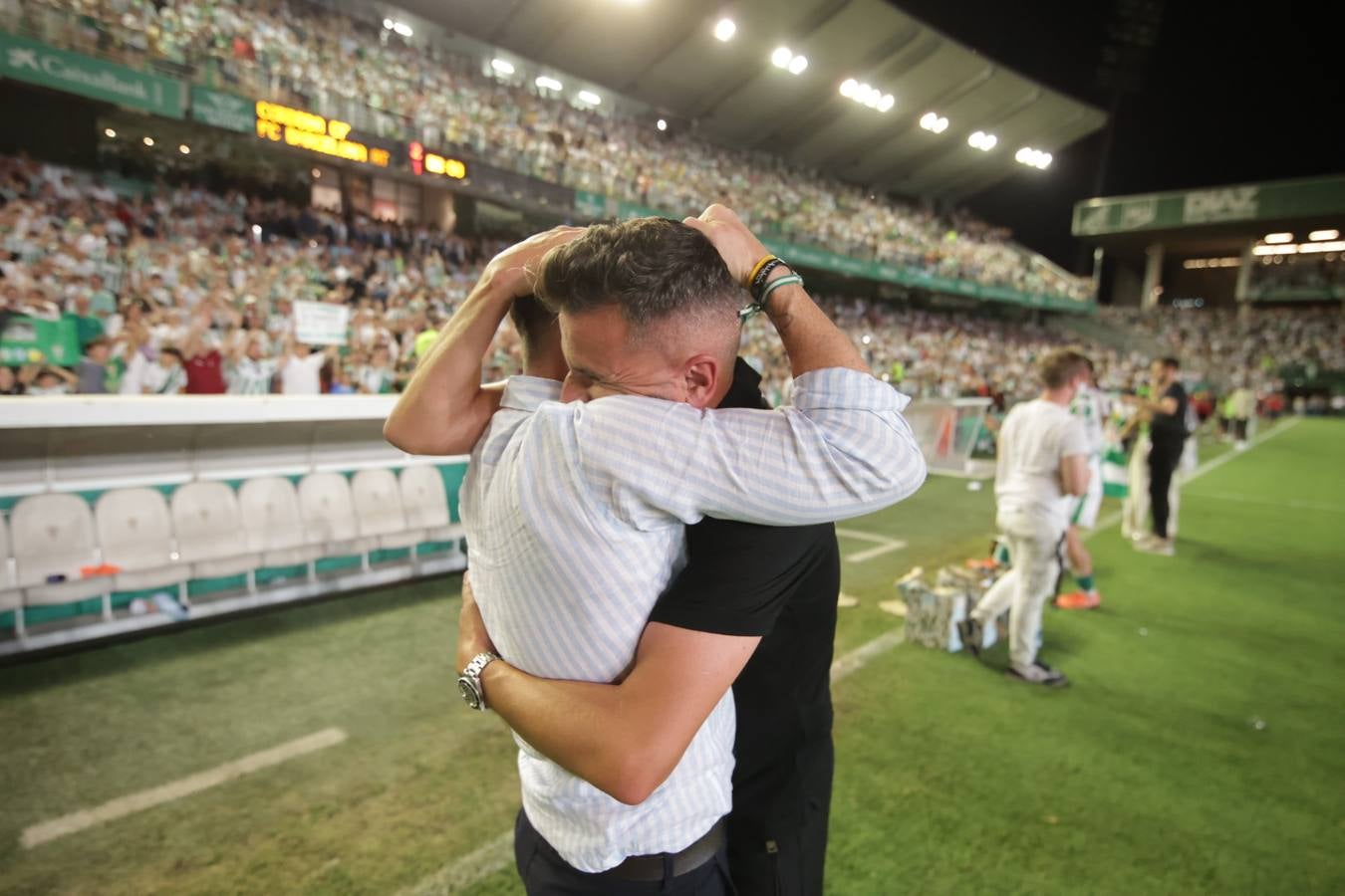 Fotos: la emotiva celebración del ascenso del Córdoba CF en El Arcángel