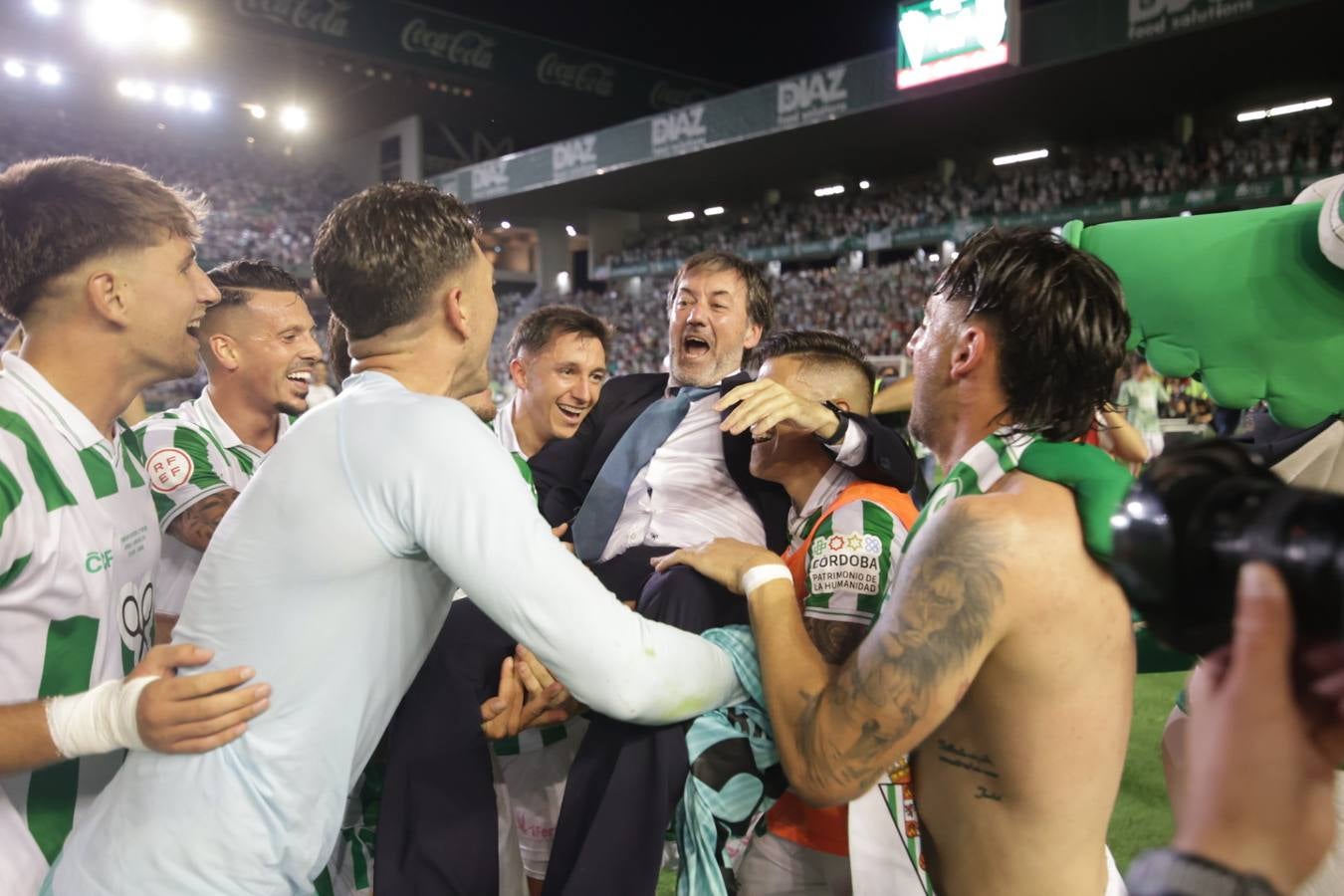 Fotos: la emotiva celebración del ascenso del Córdoba CF en El Arcángel