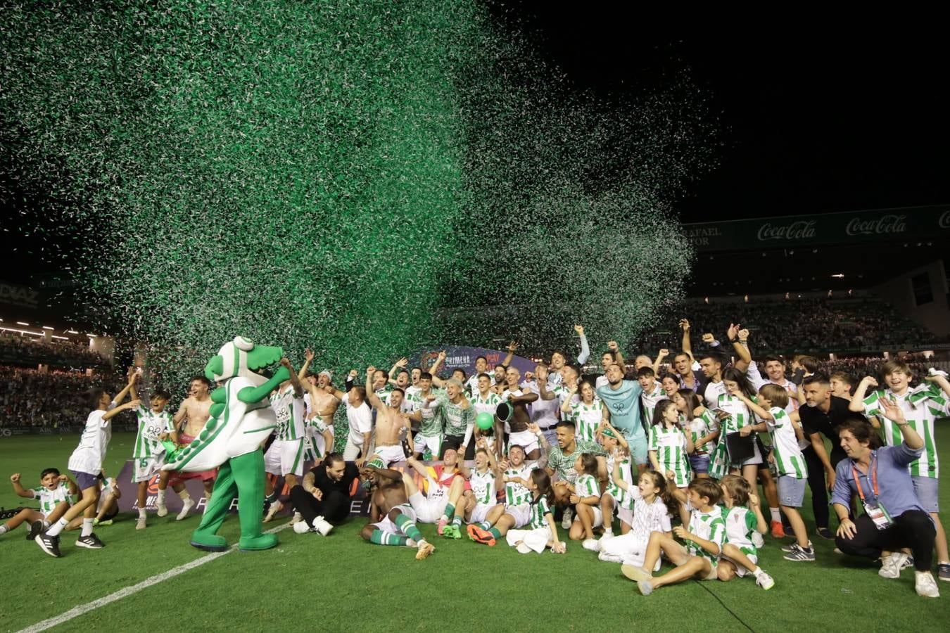 Fotos: la emotiva celebración del ascenso del Córdoba CF en El Arcángel