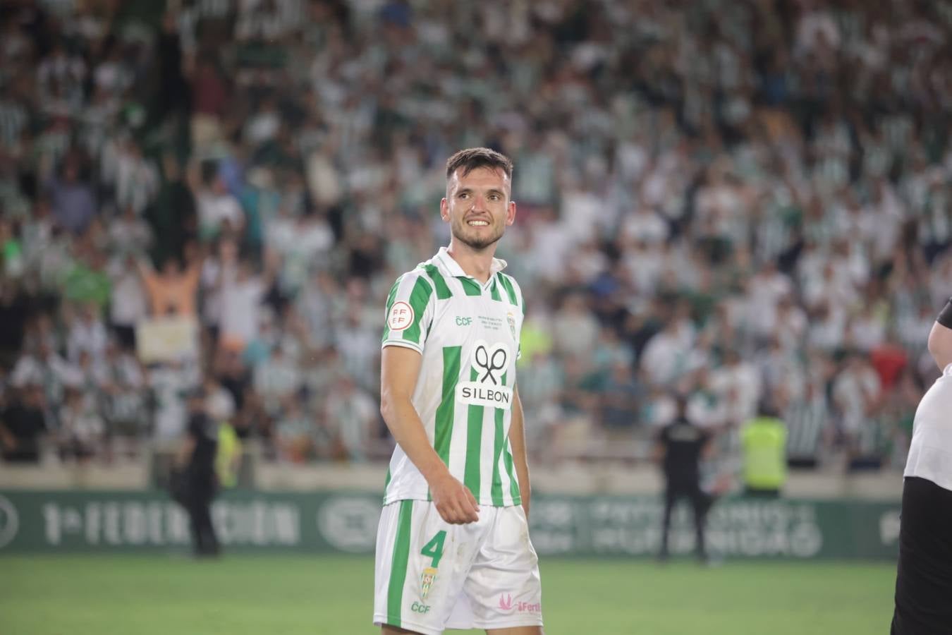 Fotos: la emotiva celebración del ascenso del Córdoba CF en El Arcángel