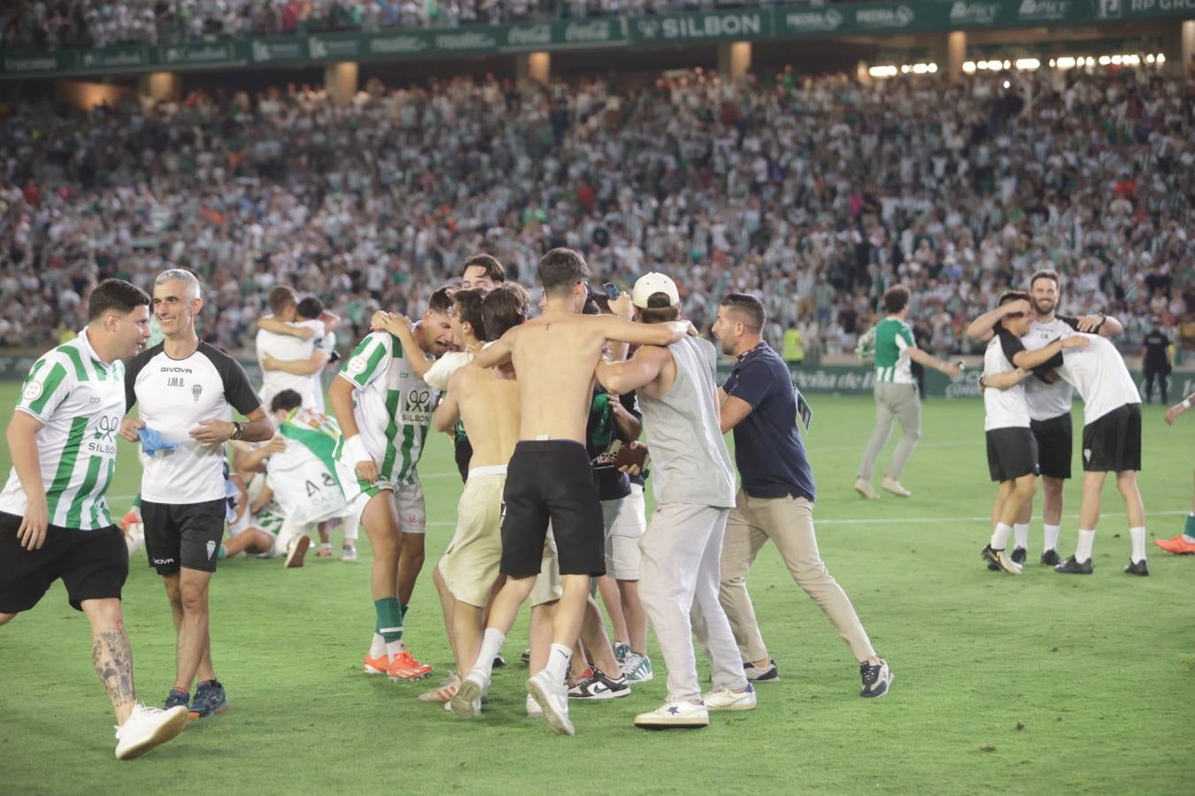 Fotos: la emotiva celebración del ascenso del Córdoba CF en El Arcángel