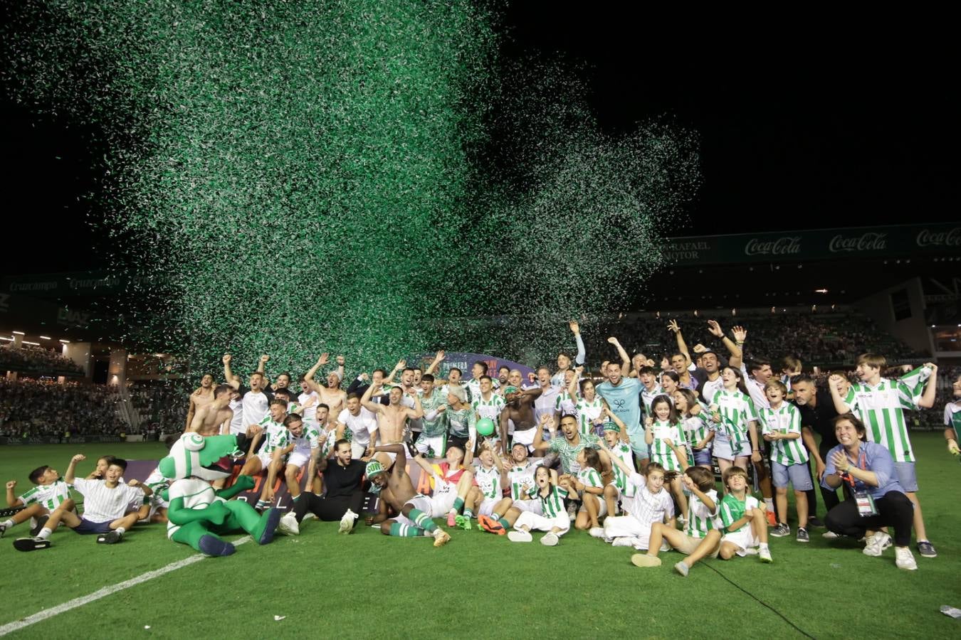 Fotos: la emotiva celebración del ascenso del Córdoba CF en El Arcángel