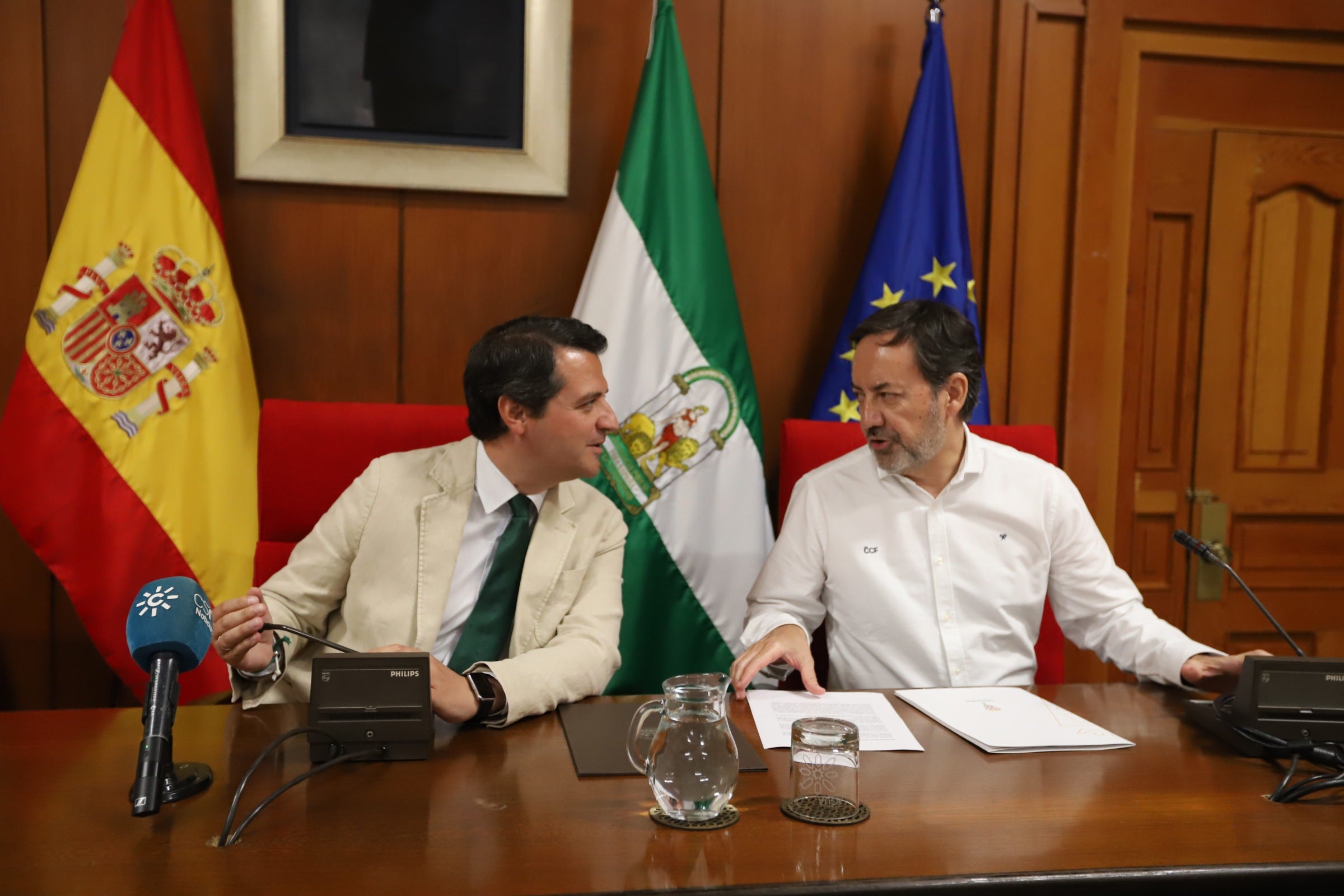 La celebración del ascenso del Córdoba en imágenes: visita a San Rafael y el Ayuntamiento
