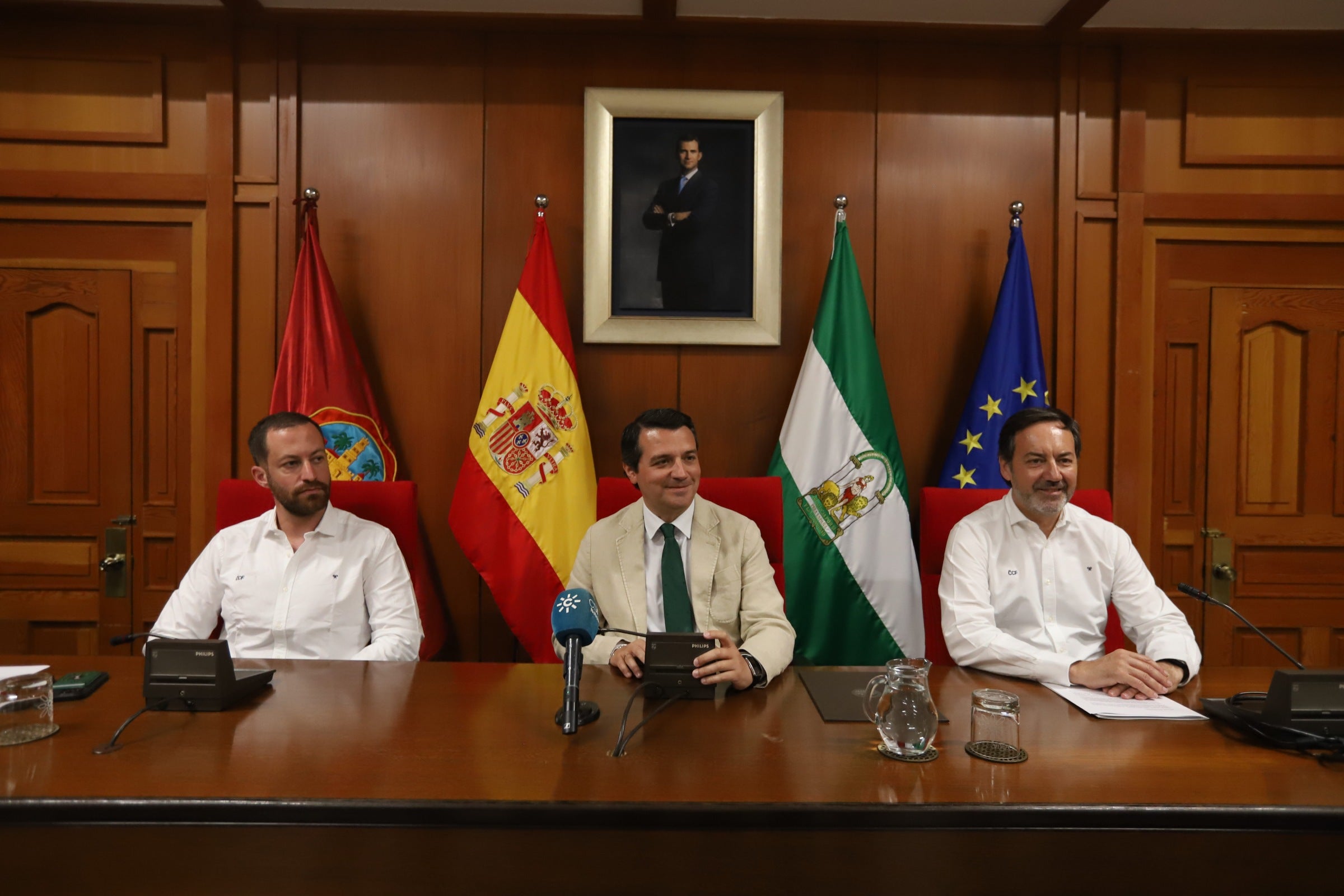 La celebración del ascenso del Córdoba en imágenes: visita a San Rafael y el Ayuntamiento