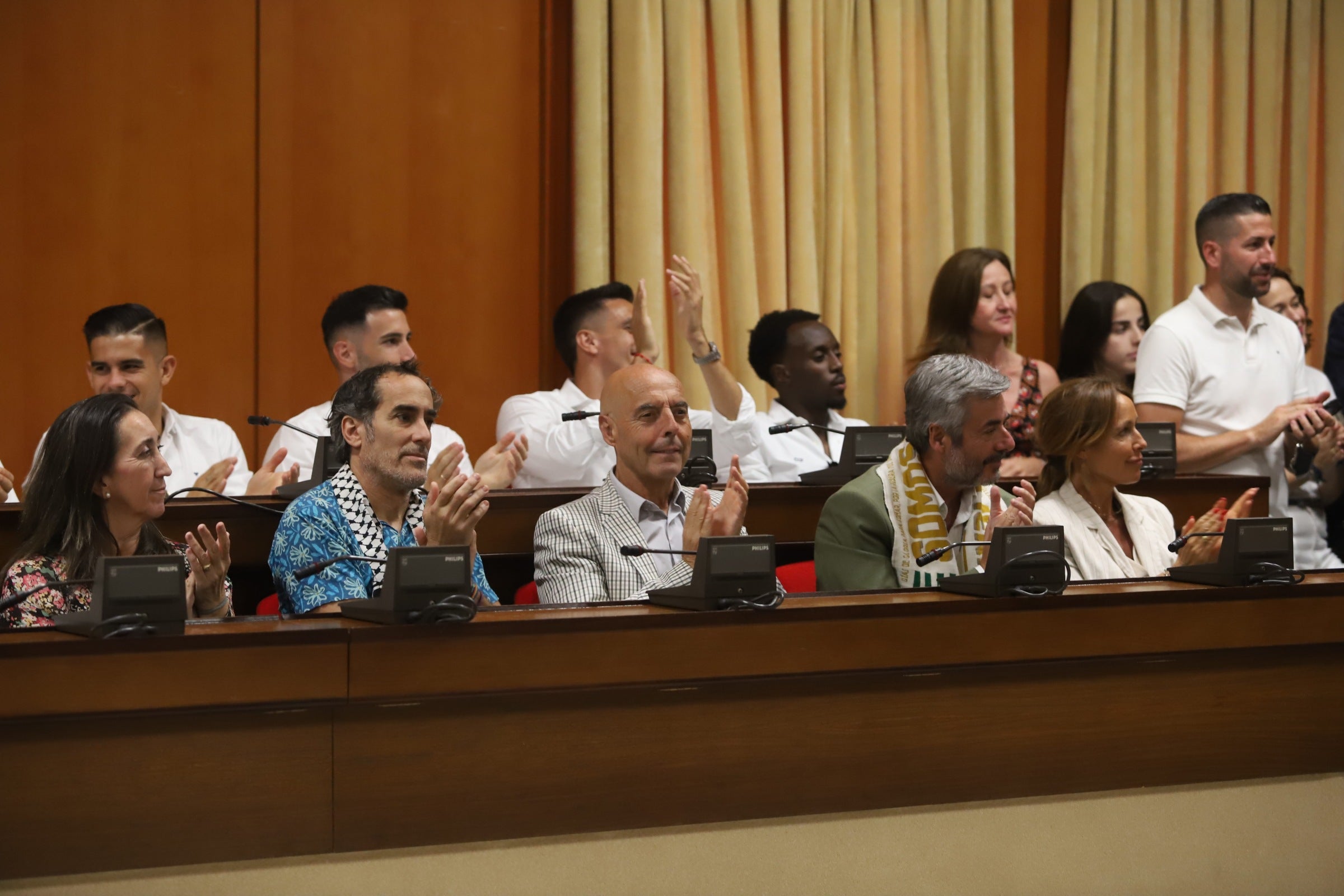 La celebración del ascenso del Córdoba en imágenes: visita a San Rafael y el Ayuntamiento