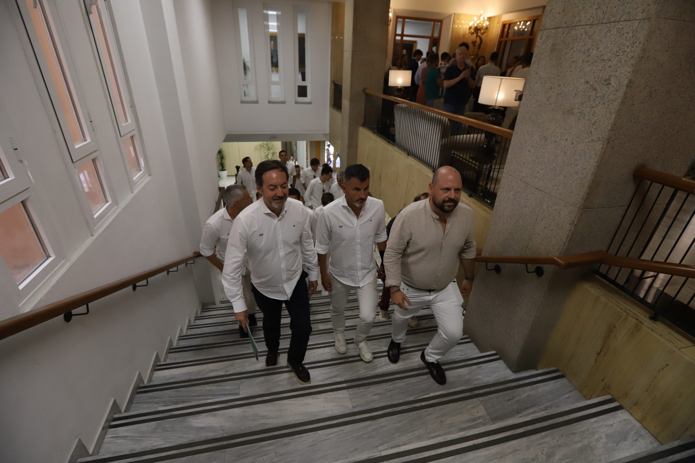 La celebración del ascenso del Córdoba en imágenes: visita a San Rafael y el Ayuntamiento