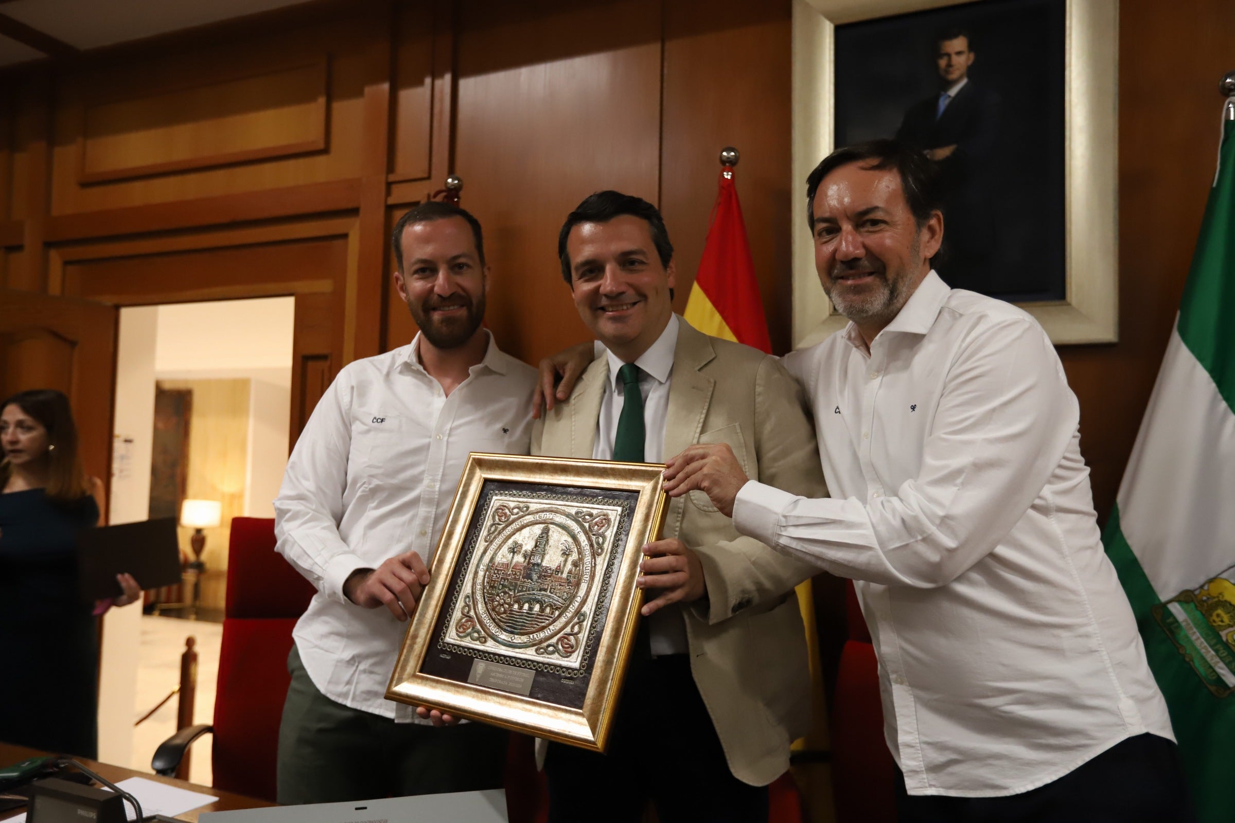 La celebración del ascenso del Córdoba en imágenes: visita a San Rafael y el Ayuntamiento
