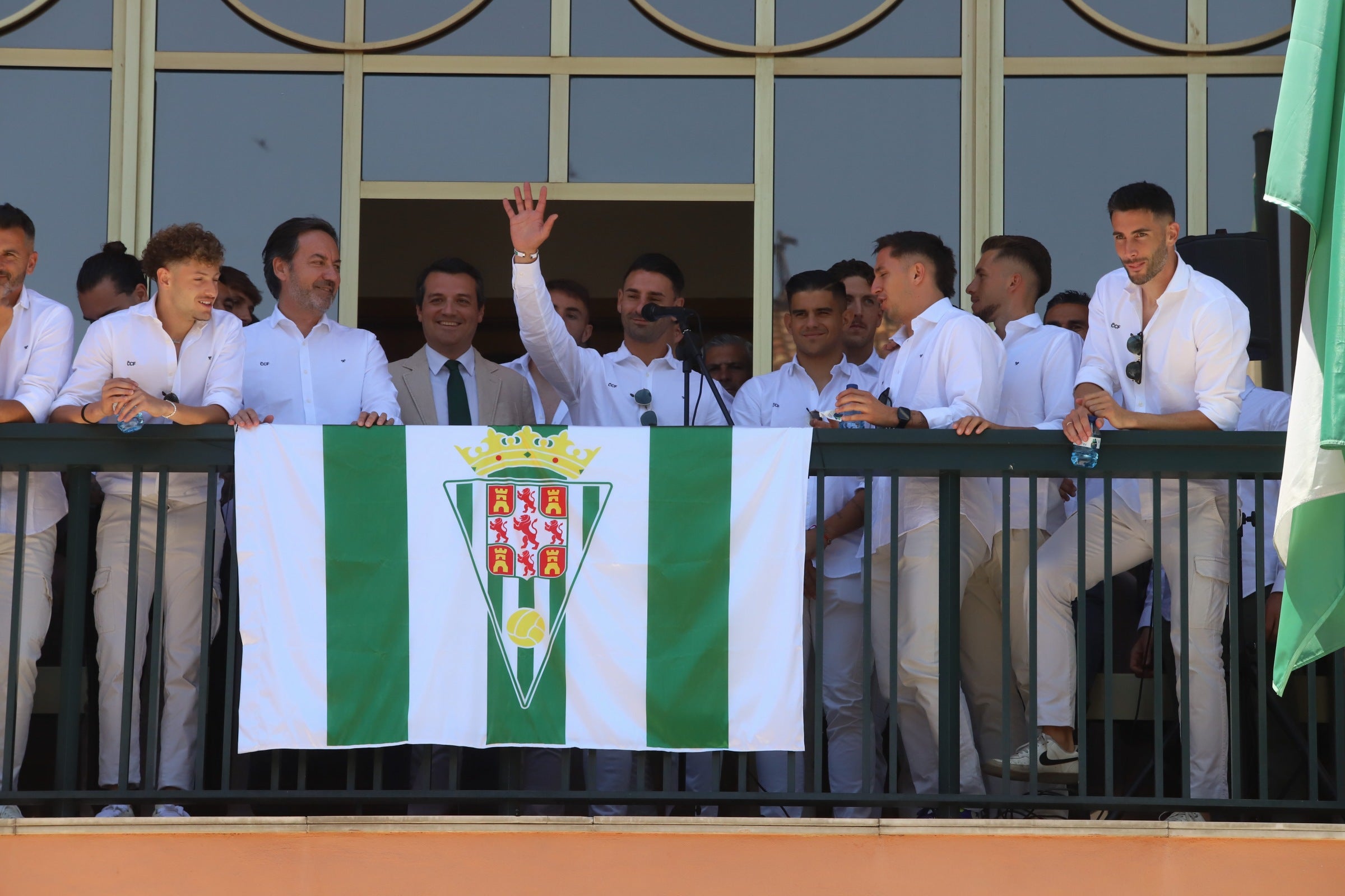 La celebración del ascenso del Córdoba en imágenes: visita a San Rafael y el Ayuntamiento