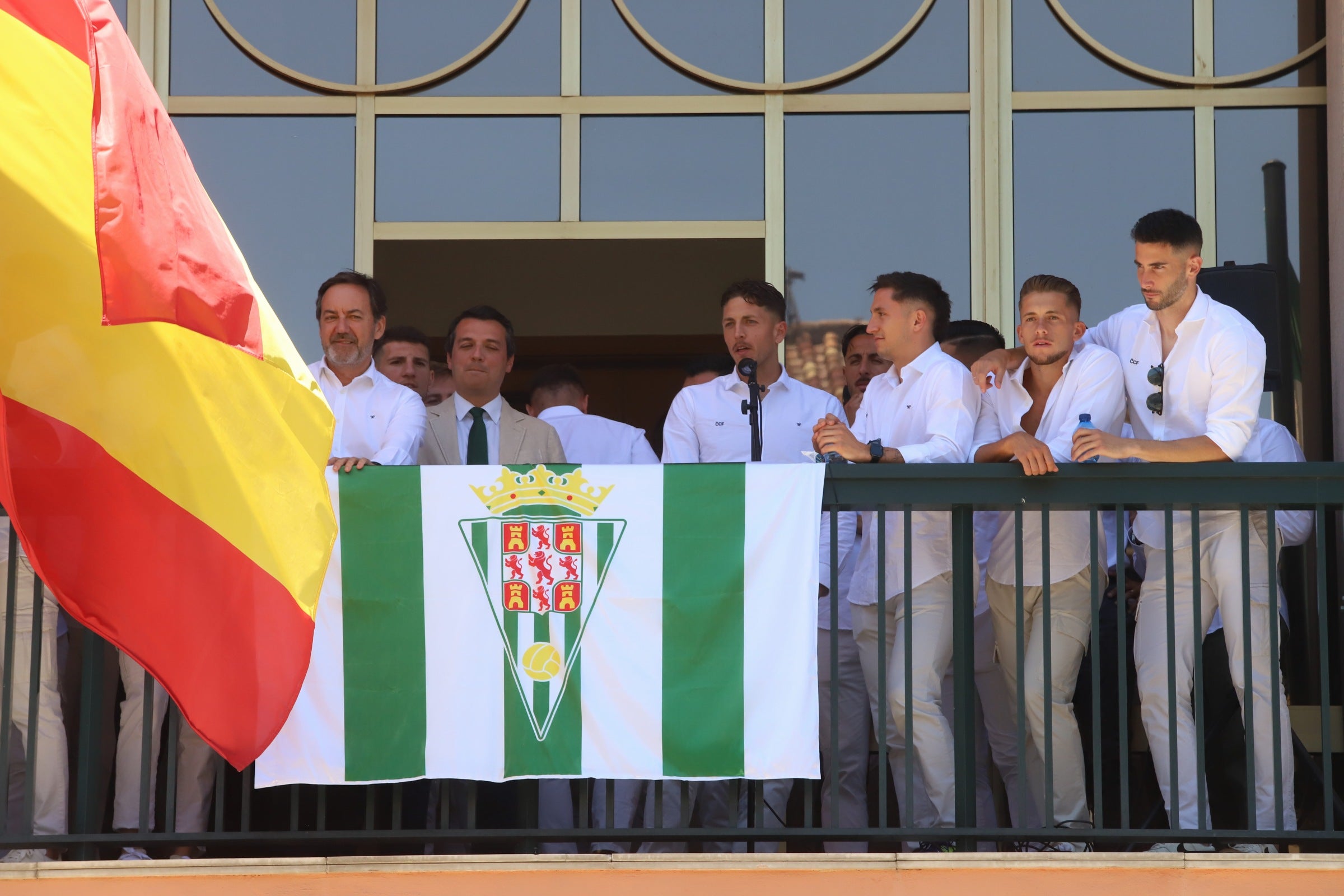 La celebración del ascenso del Córdoba en imágenes: visita a San Rafael y el Ayuntamiento