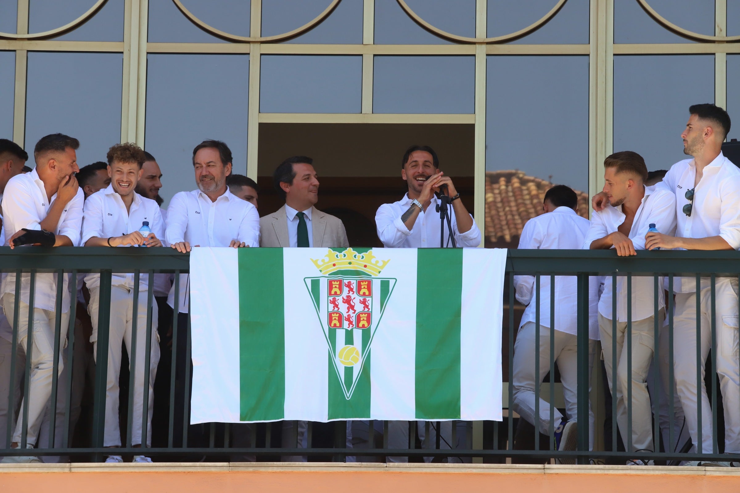 La celebración del ascenso del Córdoba en imágenes: visita a San Rafael y el Ayuntamiento