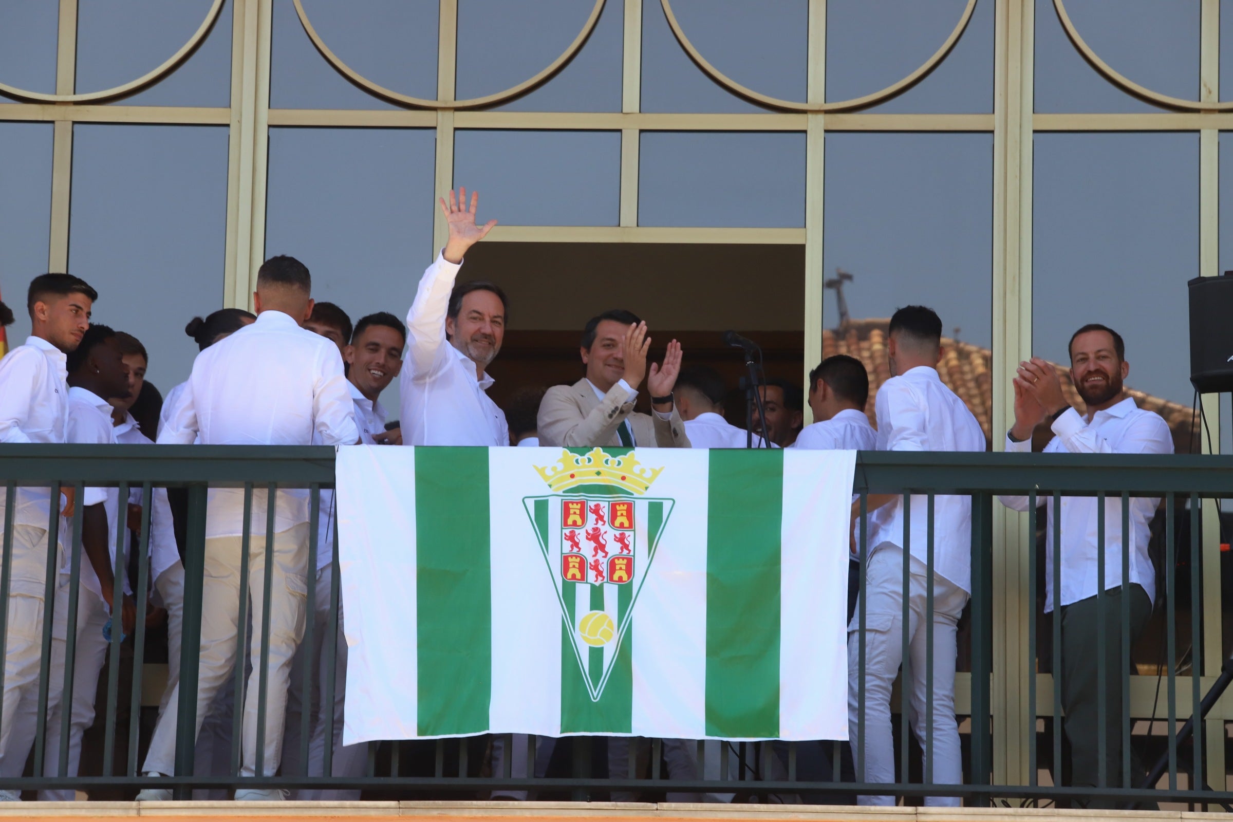 La celebración del ascenso del Córdoba en imágenes: visita a San Rafael y el Ayuntamiento