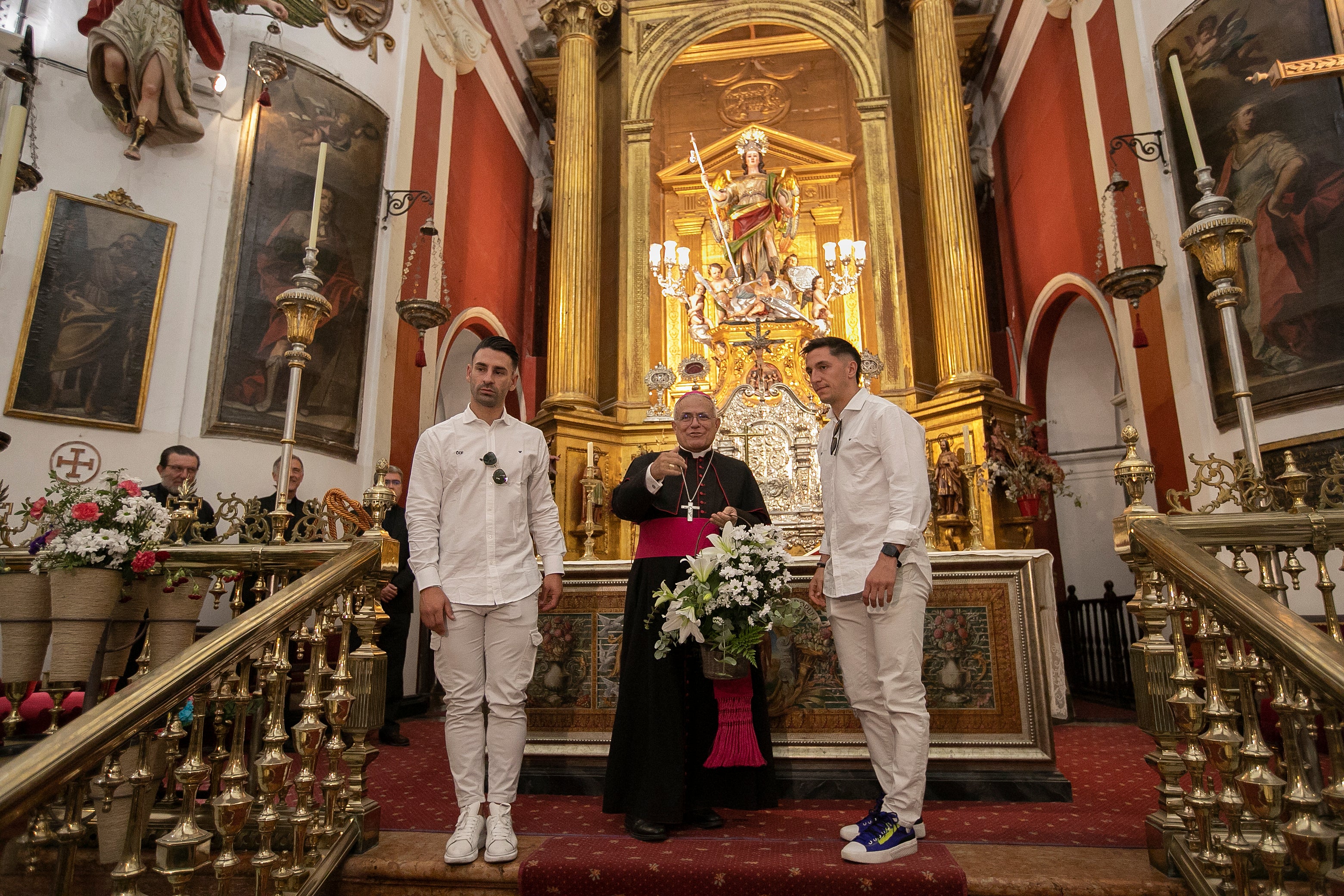 La celebración del ascenso del Córdoba en imágenes: visita a San Rafael y el Ayuntamiento