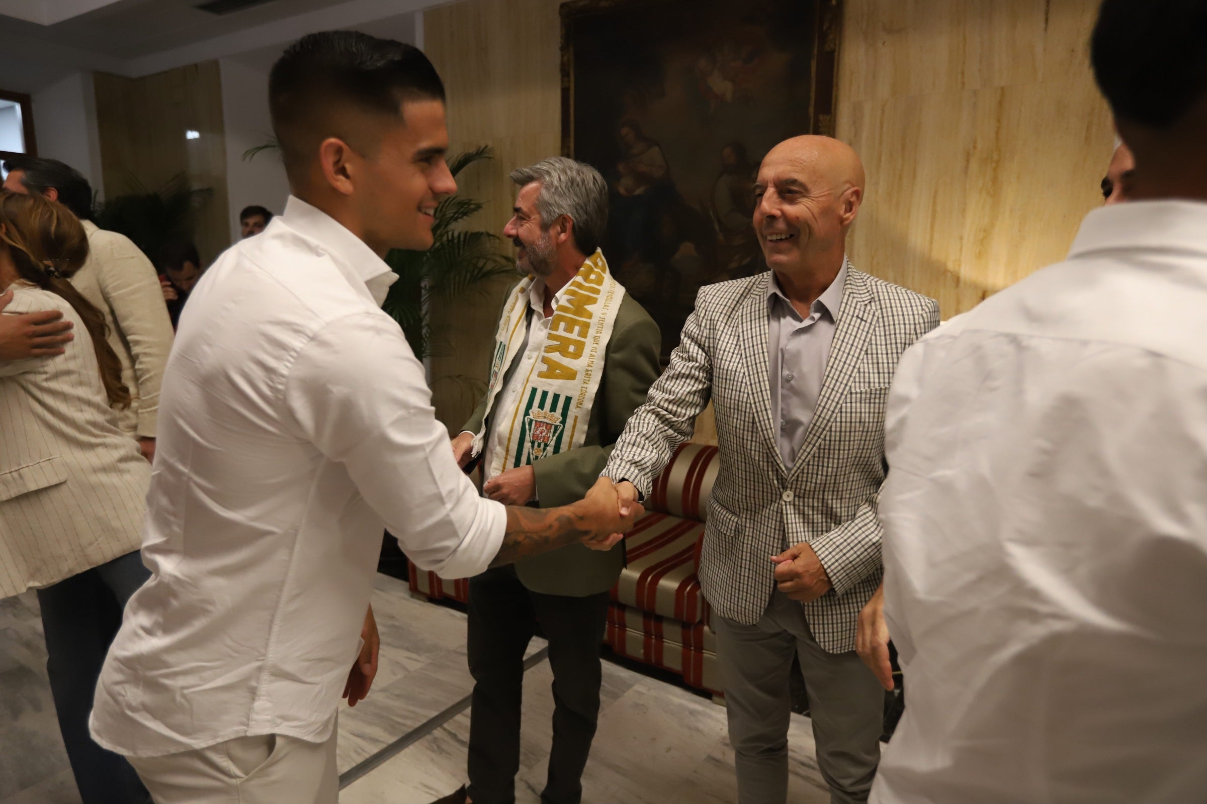 La celebración del ascenso del Córdoba en imágenes: visita a San Rafael y el Ayuntamiento