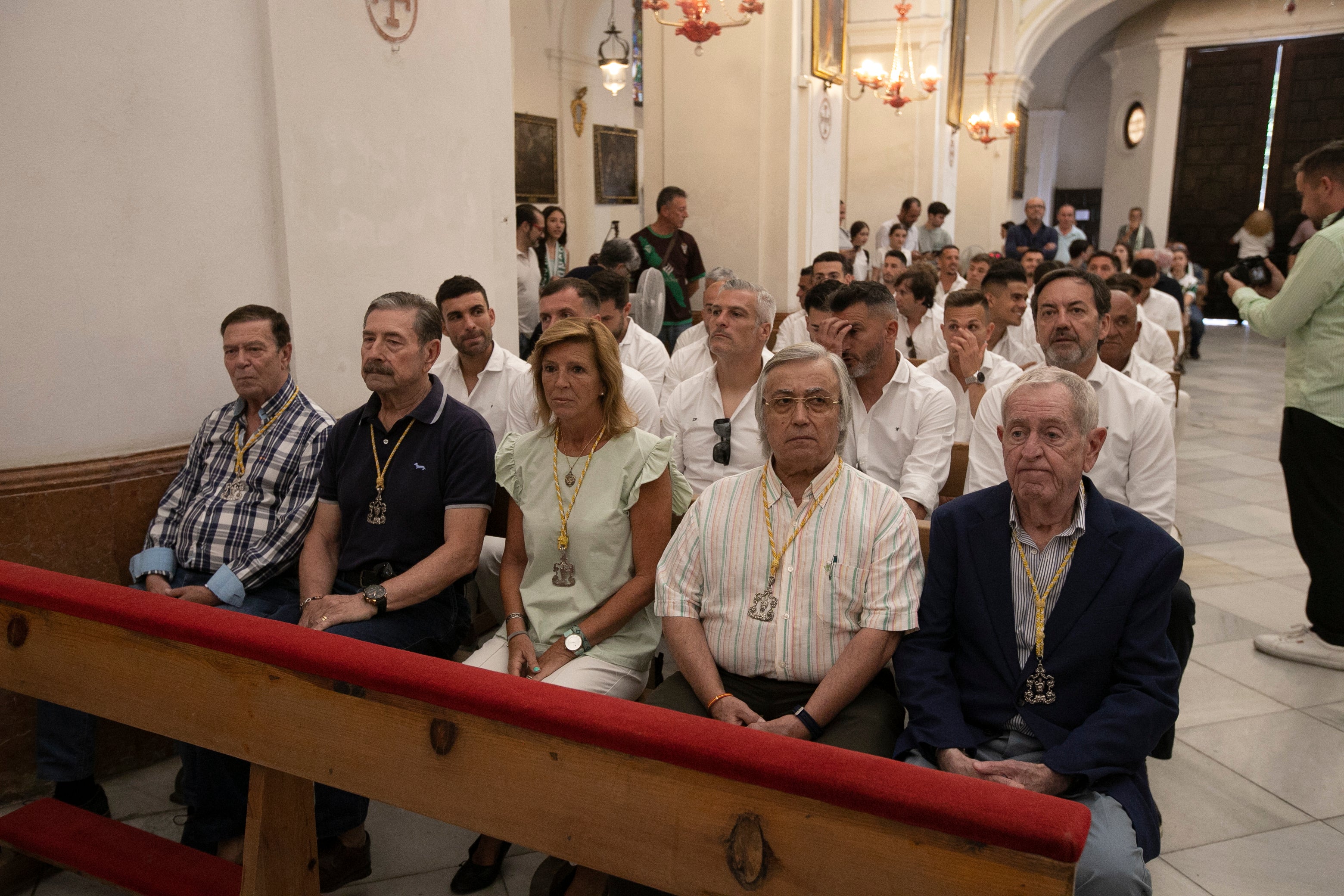 La celebración del ascenso del Córdoba en imágenes: visita a San Rafael y el Ayuntamiento