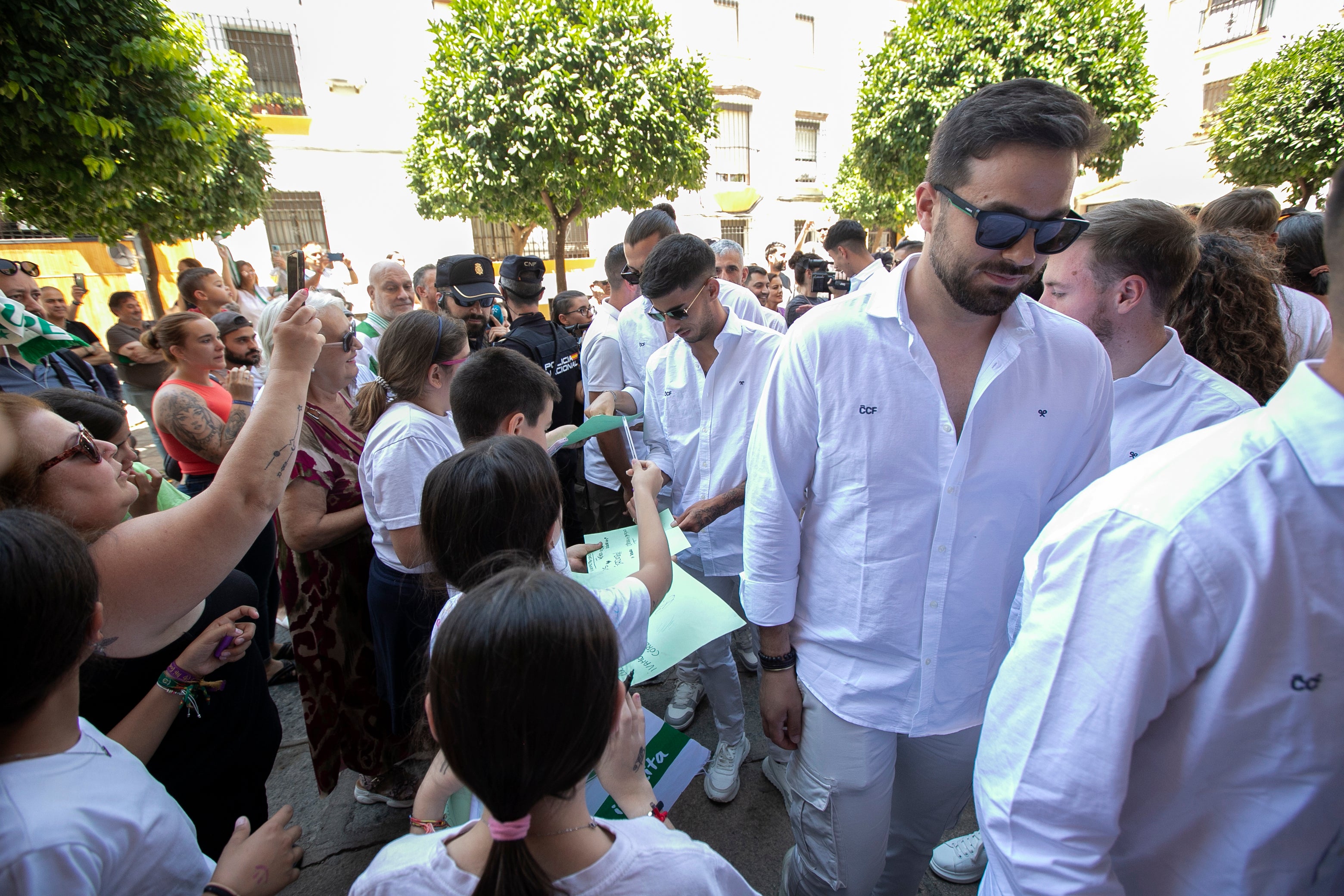 La celebración del ascenso del Córdoba en imágenes: visita a San Rafael y el Ayuntamiento