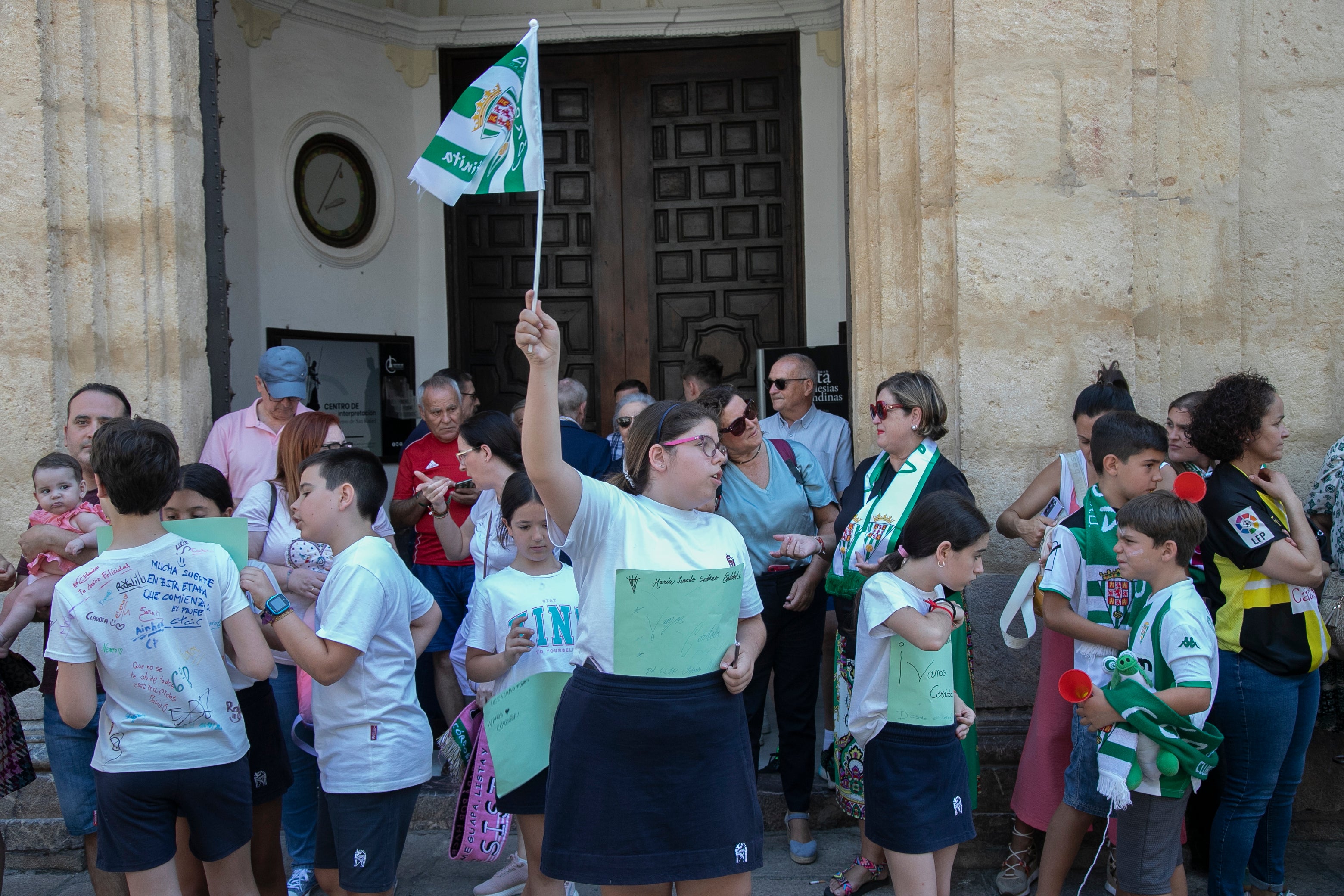 La celebración del ascenso del Córdoba en imágenes: visita a San Rafael y el Ayuntamiento
