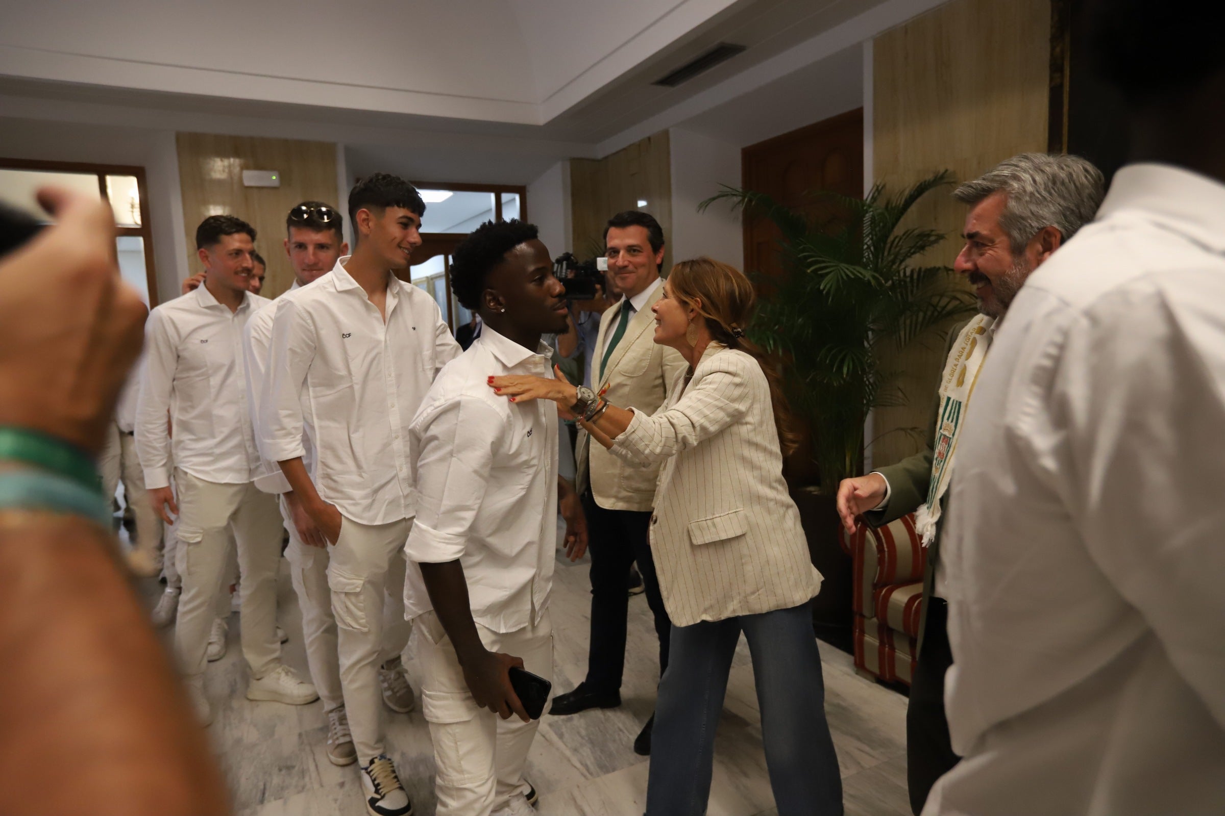 La celebración del ascenso del Córdoba en imágenes: visita a San Rafael y el Ayuntamiento