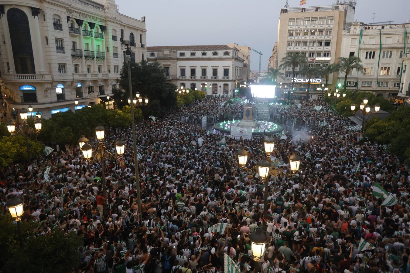 Baño de masas del Córdoba en Las Tendillas, en imágenes