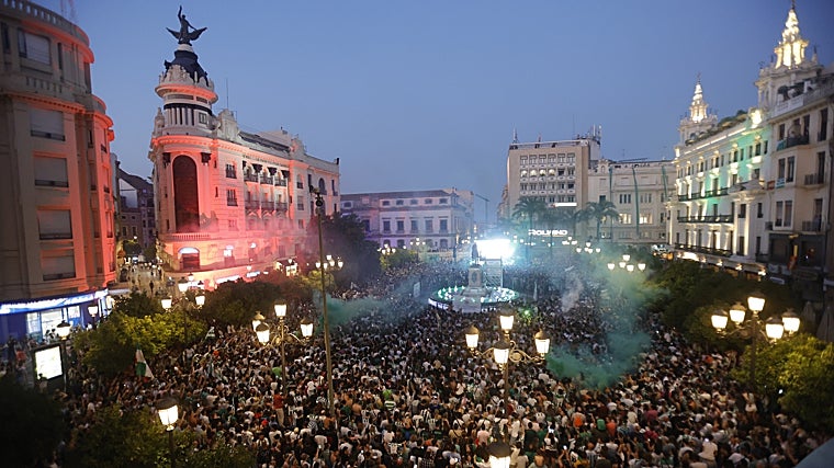 El Córdoba toca el cielo en las Tendillas con un gran baño de masas