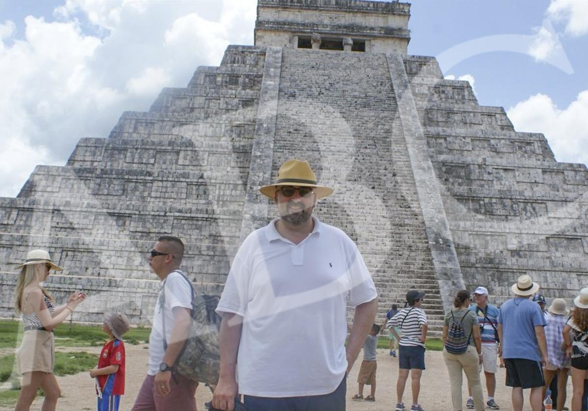 Koldo García posa ante las ruinas mayas de Chichén Itzá en 2020