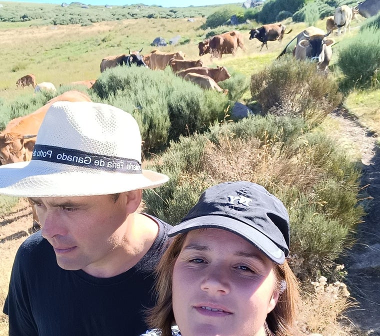 Celso y Eva, con sus vacas, cuando tenían ganado