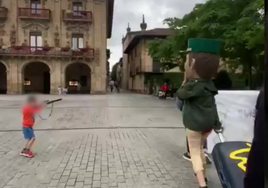 Un niño apunta con una falsa escopeta a un cabezudo de la Guardia Civil en Oñate