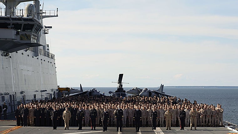 El Rey, a bordo del buque Juan Carlos I, junto a las tropas españolas desplegadas en Estonia
