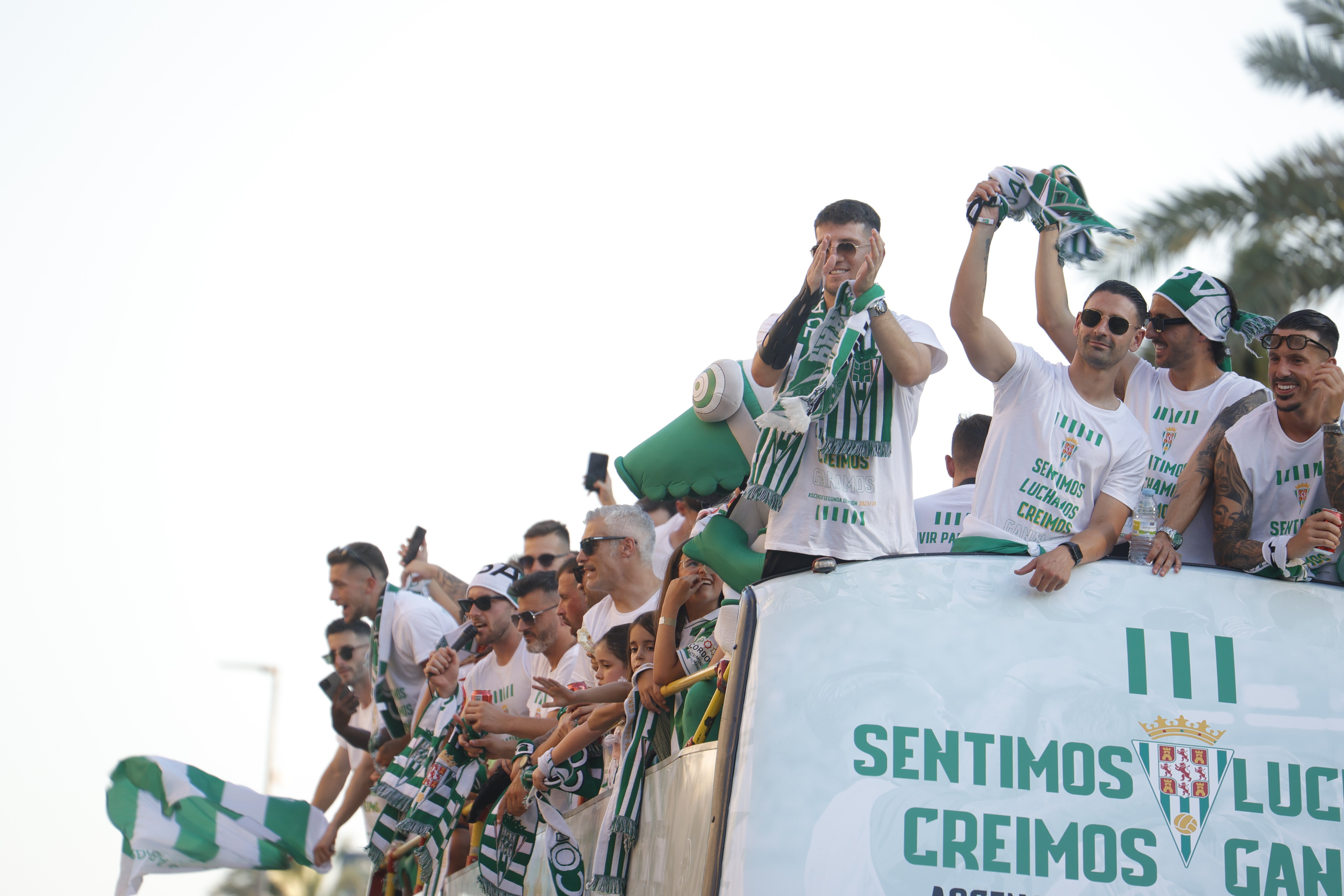 Las imágenes de la multitudinaria rúa del Córdoba CF por las calles