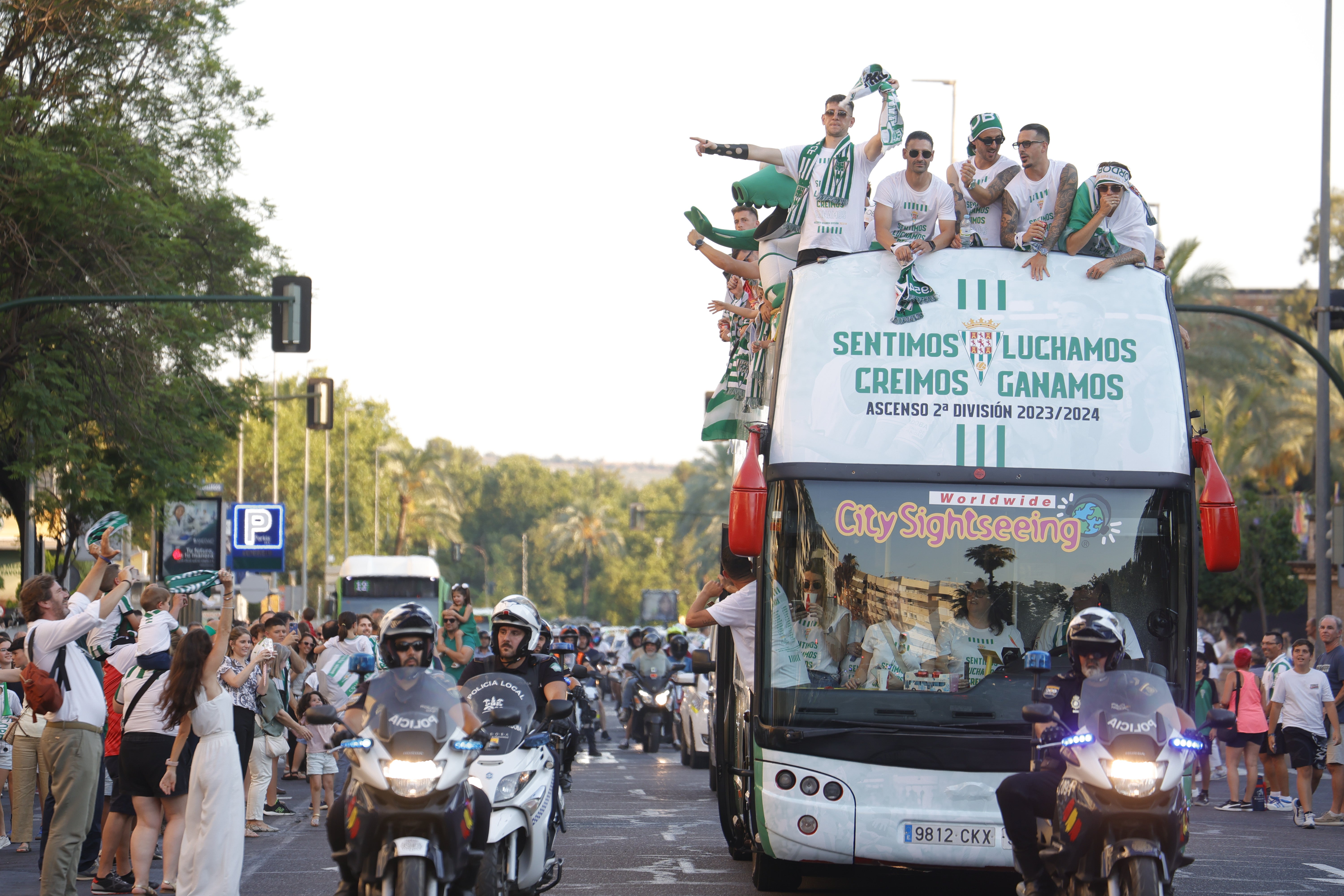 Las imágenes de la multitudinaria rúa del Córdoba CF por las calles