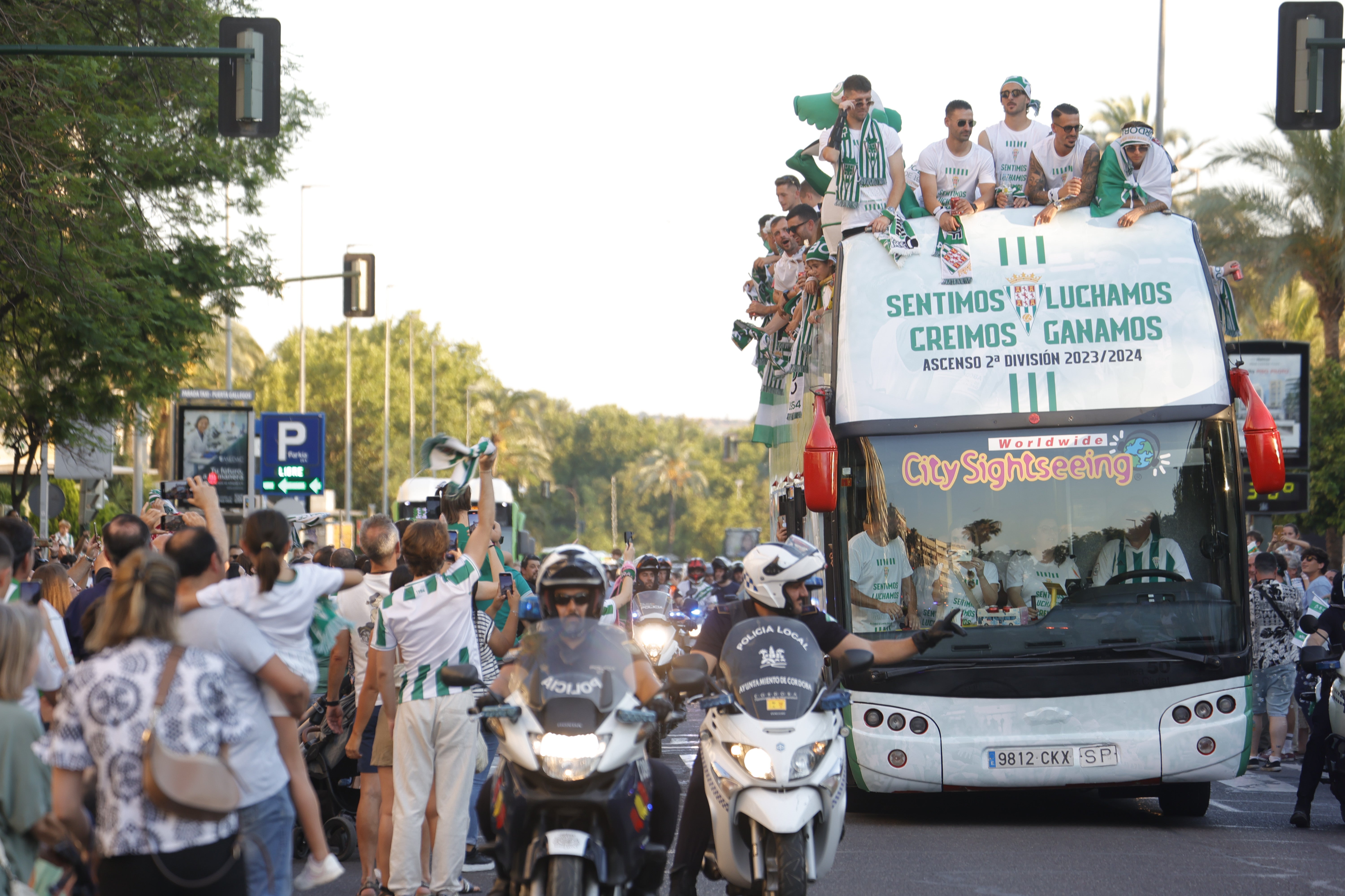 Las imágenes de la multitudinaria rúa del Córdoba CF por las calles