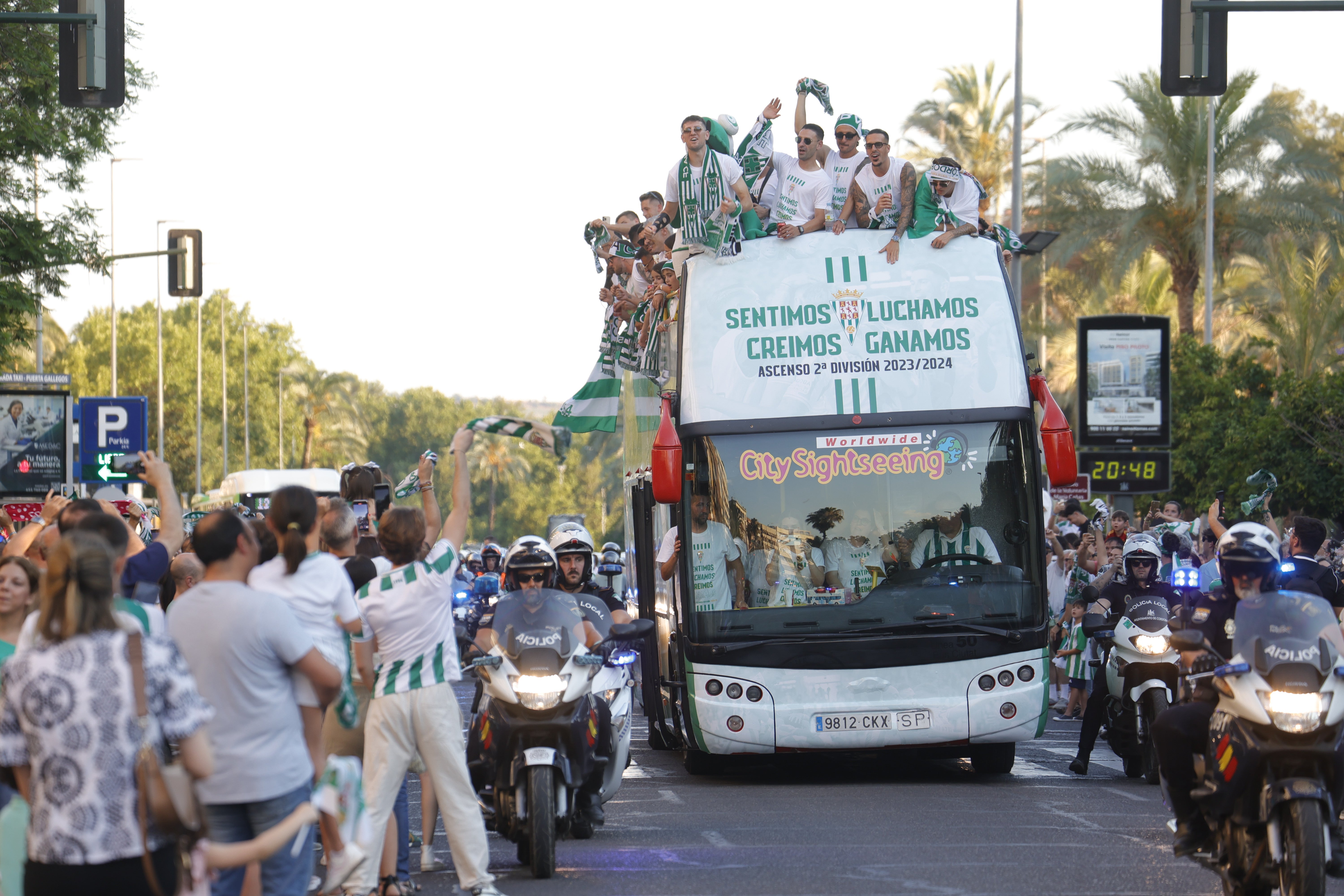 Las imágenes de la multitudinaria rúa del Córdoba CF por las calles
