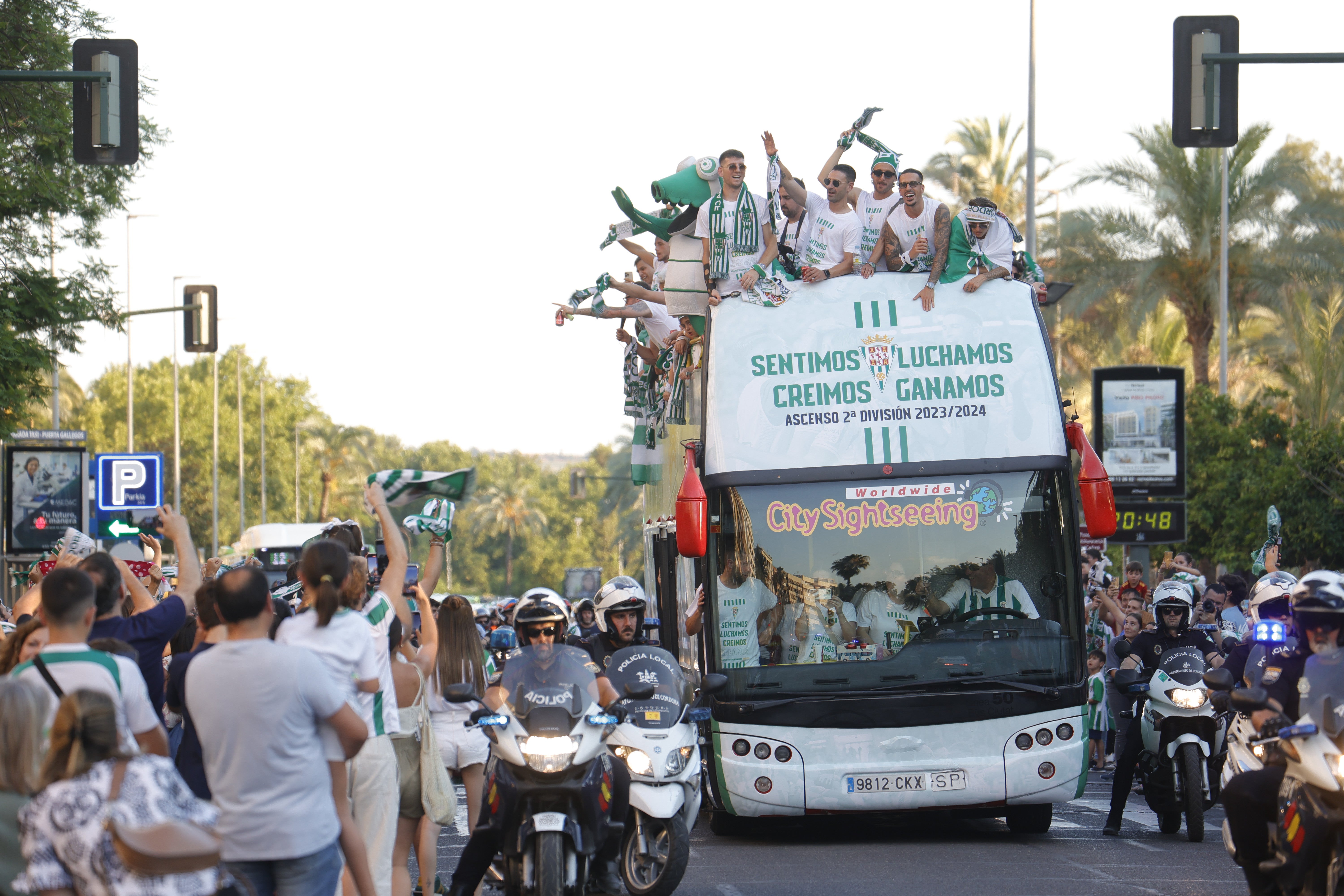 Las imágenes de la multitudinaria rúa del Córdoba CF por las calles