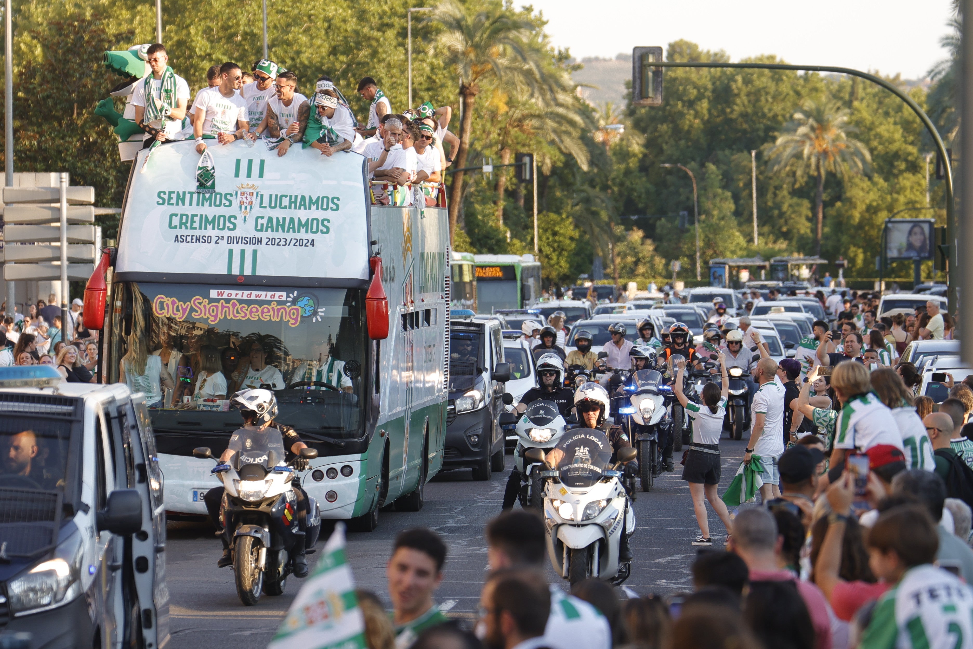 Las imágenes de la multitudinaria rúa del Córdoba CF por las calles