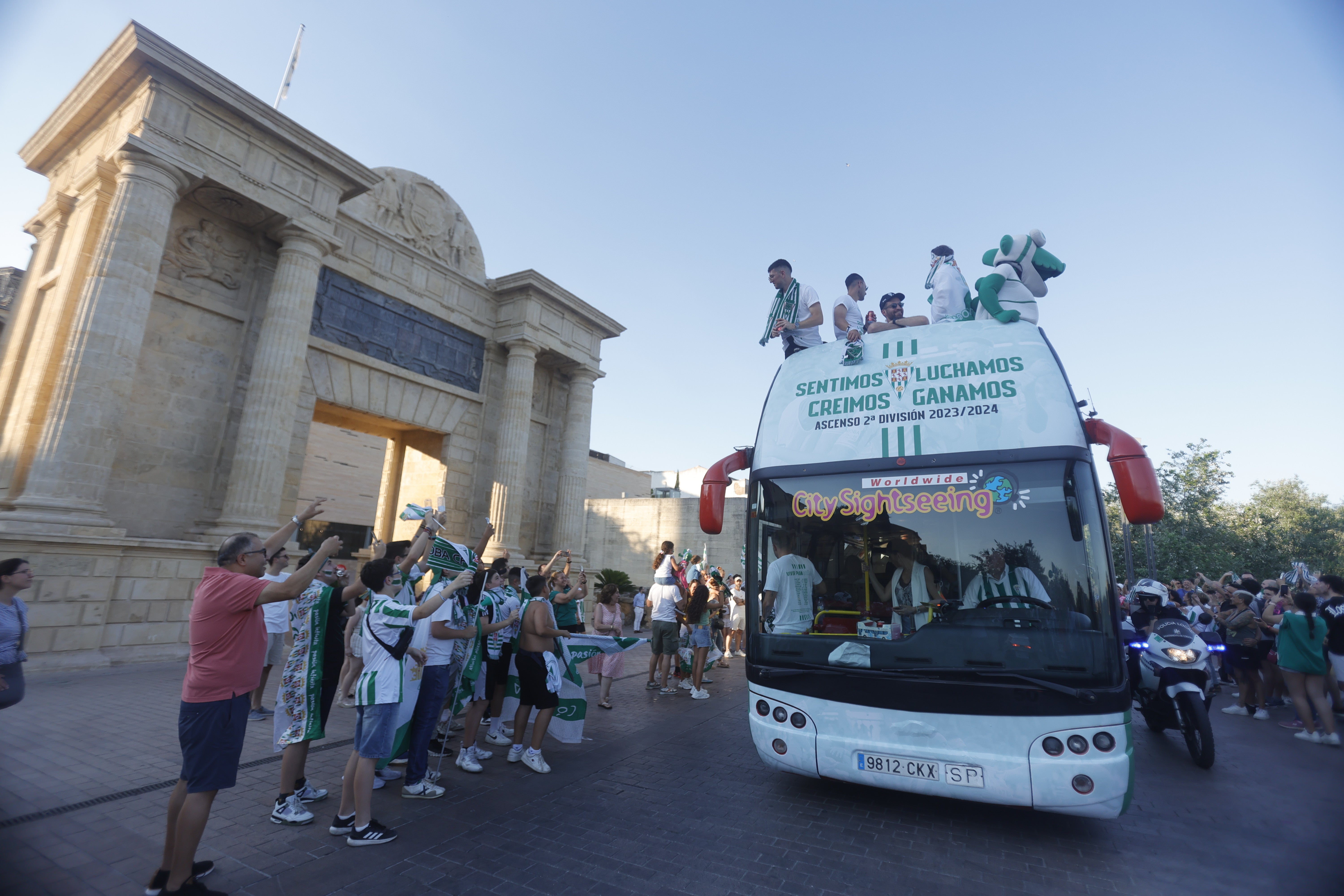 Las imágenes de la multitudinaria rúa del Córdoba CF por las calles