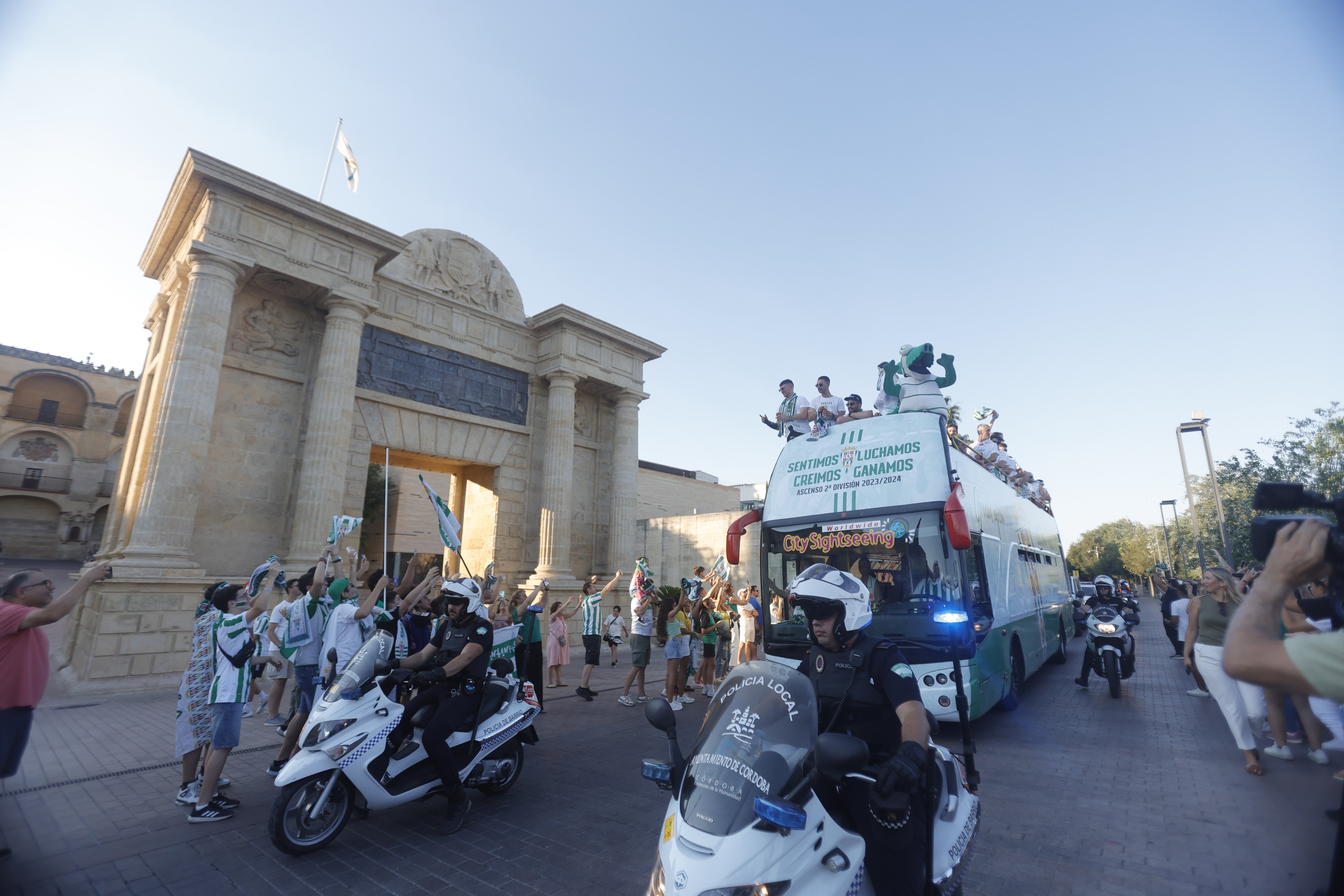 Las imágenes de la multitudinaria rúa del Córdoba CF por las calles