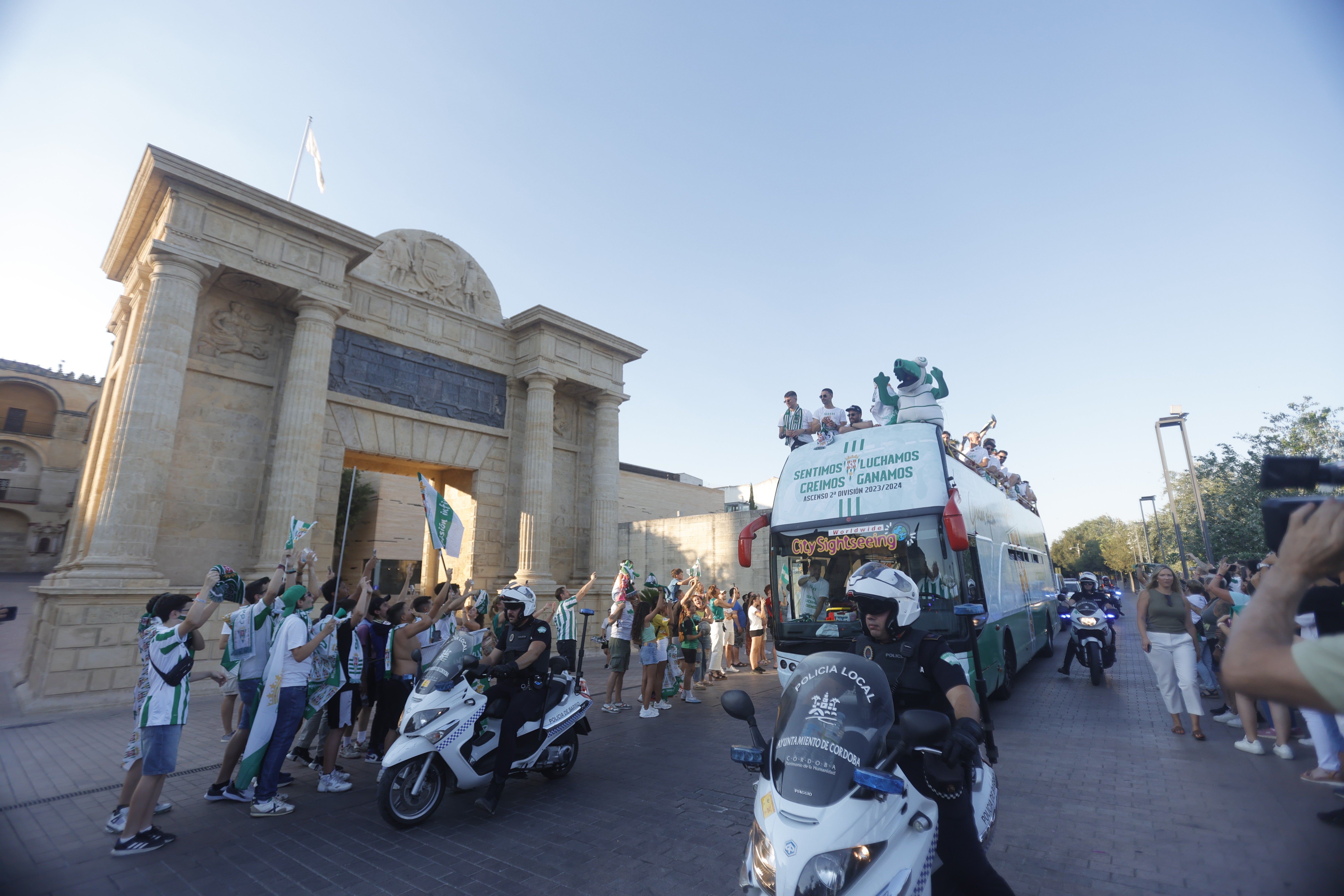Las imágenes de la multitudinaria rúa del Córdoba CF por las calles