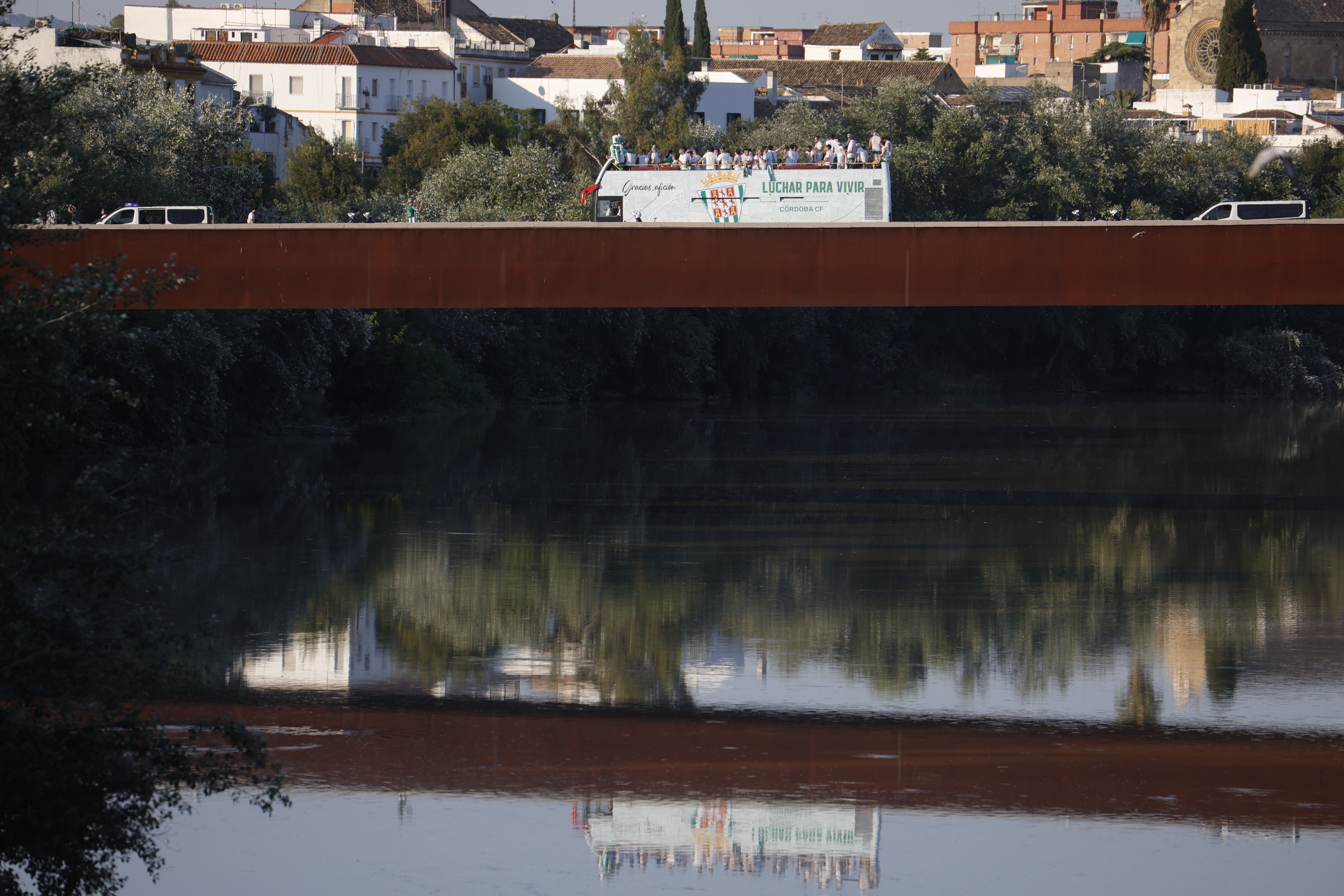 Las imágenes de la multitudinaria rúa del Córdoba CF por las calles