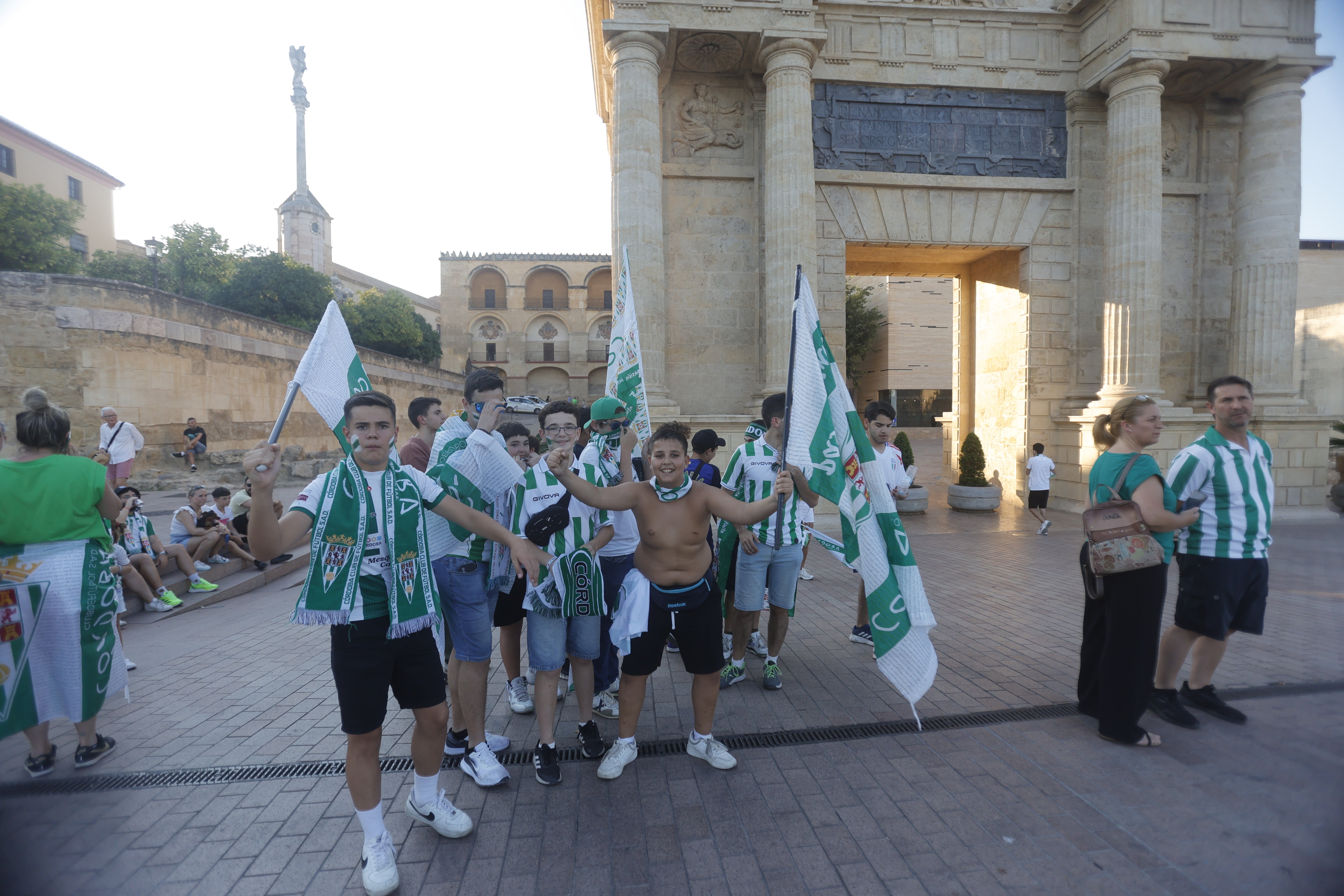 Las imágenes de la multitudinaria rúa del Córdoba CF por las calles