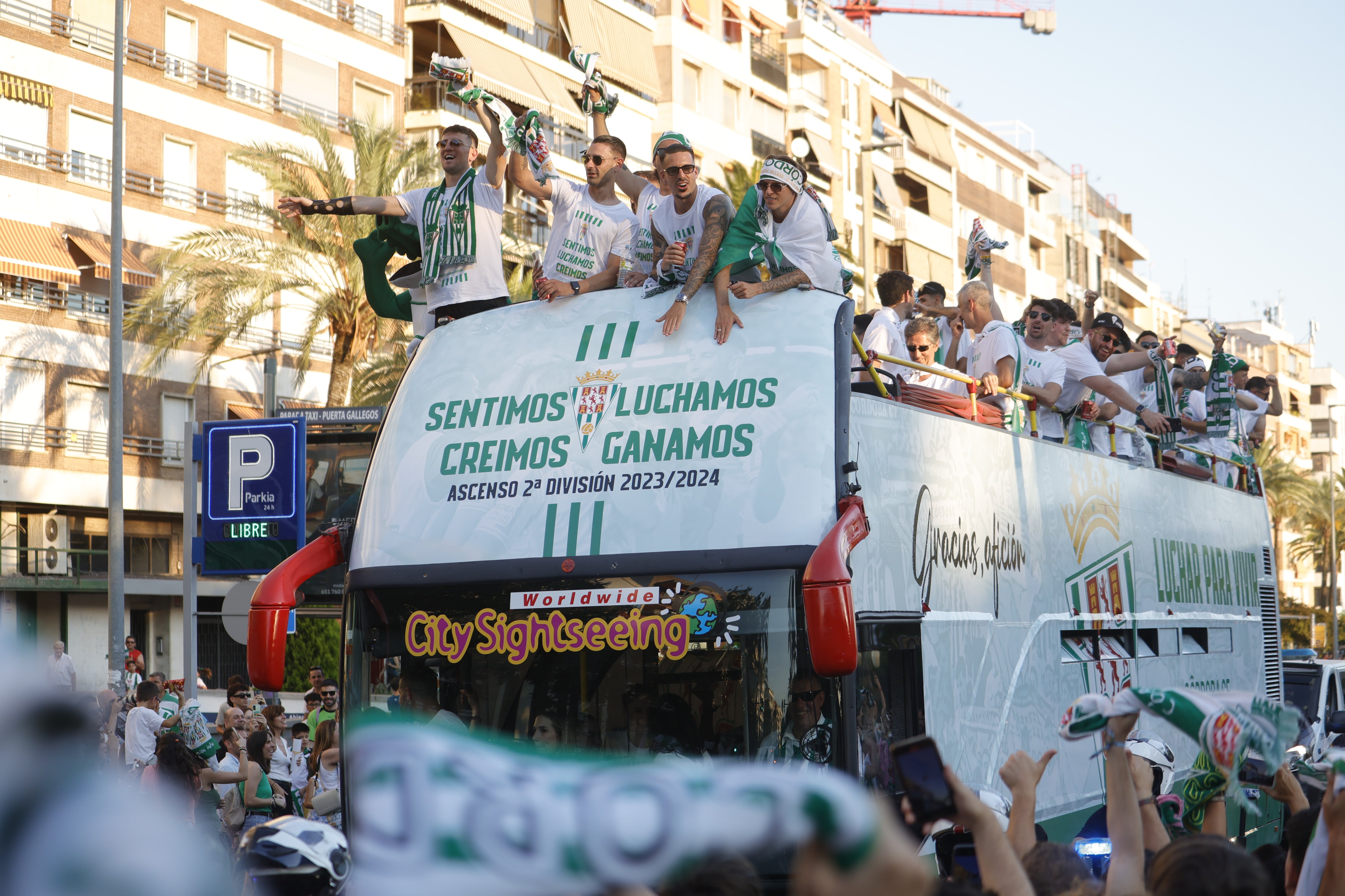 Las imágenes de la multitudinaria rúa del Córdoba CF por las calles