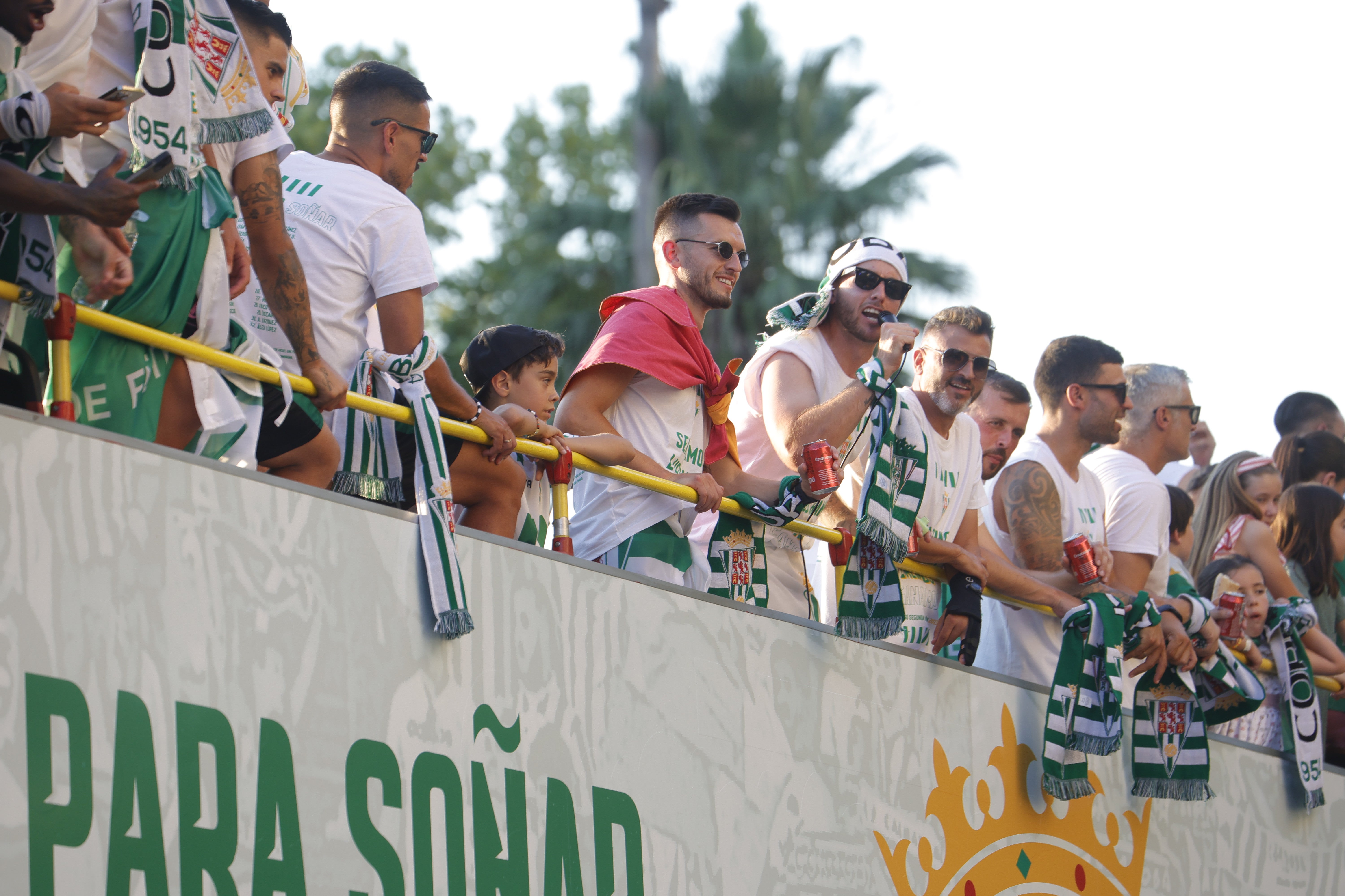 Las imágenes de la multitudinaria rúa del Córdoba CF por las calles